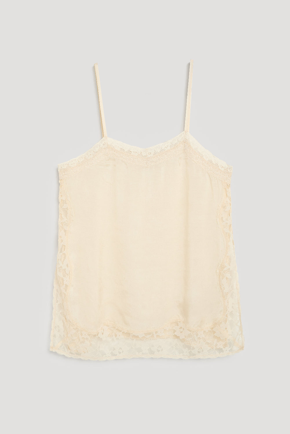 Blouse confectionnée dans un mélange raffiné de viscose et de soie, avec des détails en dentelle élégants et délicats qui ajoutent une touche romantique