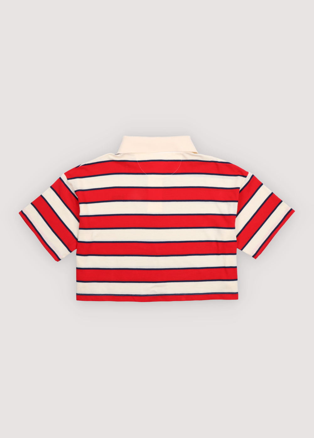 Cropped polo in soft piqué fabric featuring contrast stripes and a twill collar for a refined sporty touch.