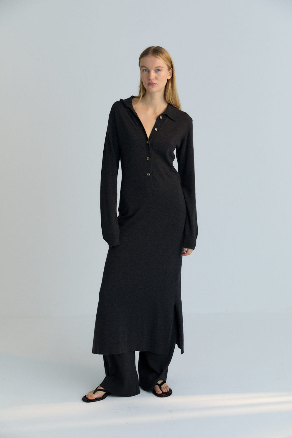 Long dress in fine knit made of cashmere and wool. It features ribbed cuffs and neckline with a placket and buttons.