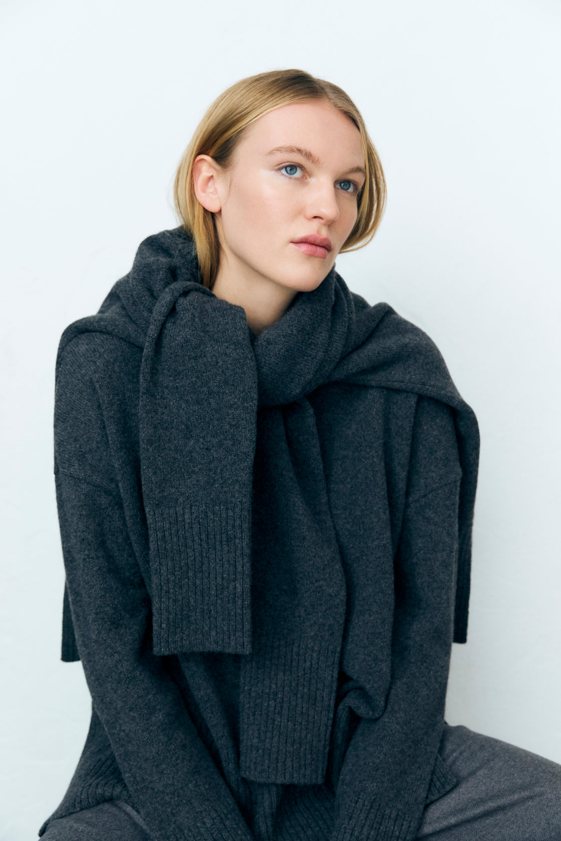 Cashmere sweater with a round neck and wide ribbing at the cuffs and hem. It features side slits.