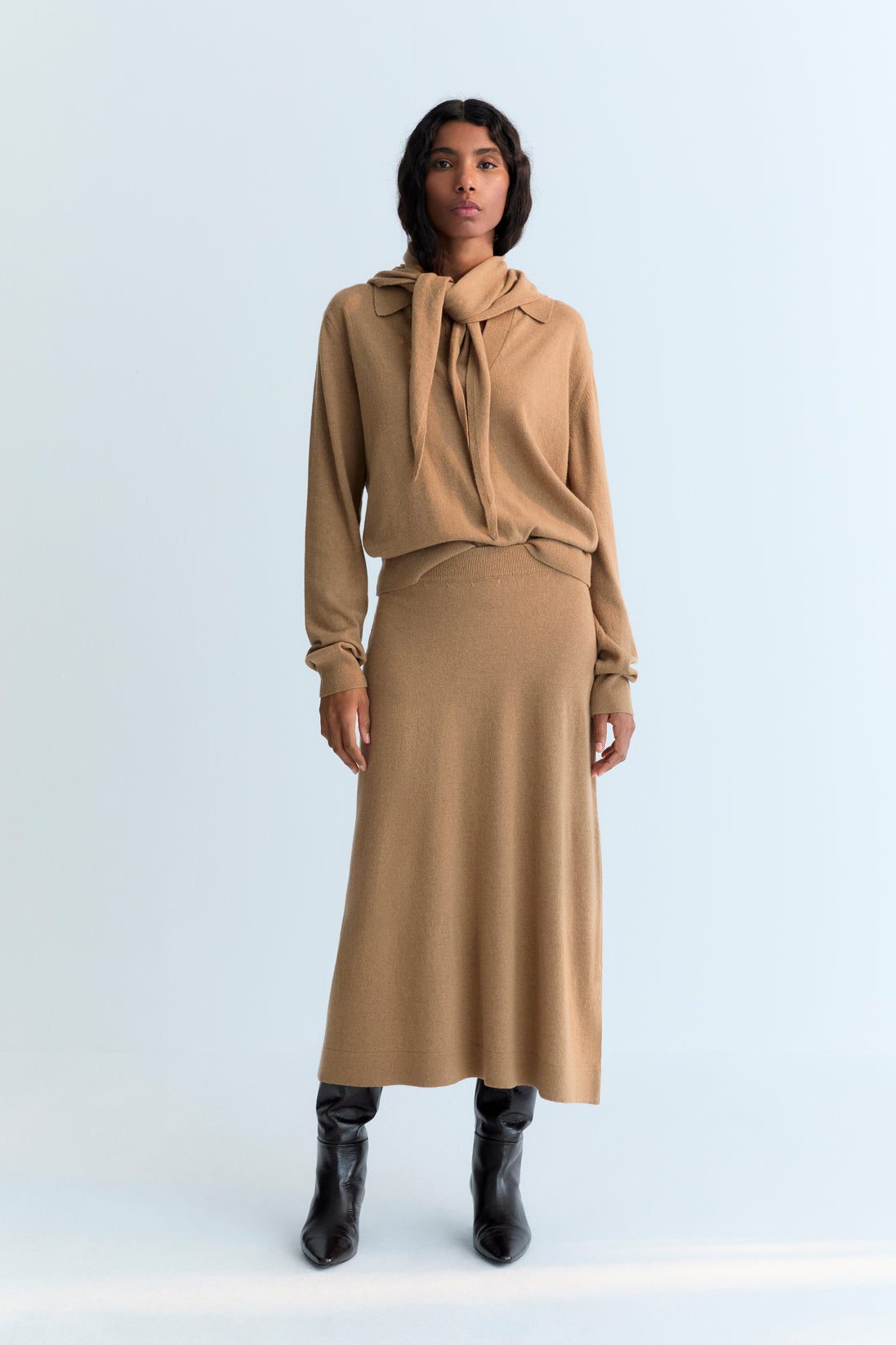 Midi knit skirt in cashmere and wool. It has an A-line shape and an elastic waistband.