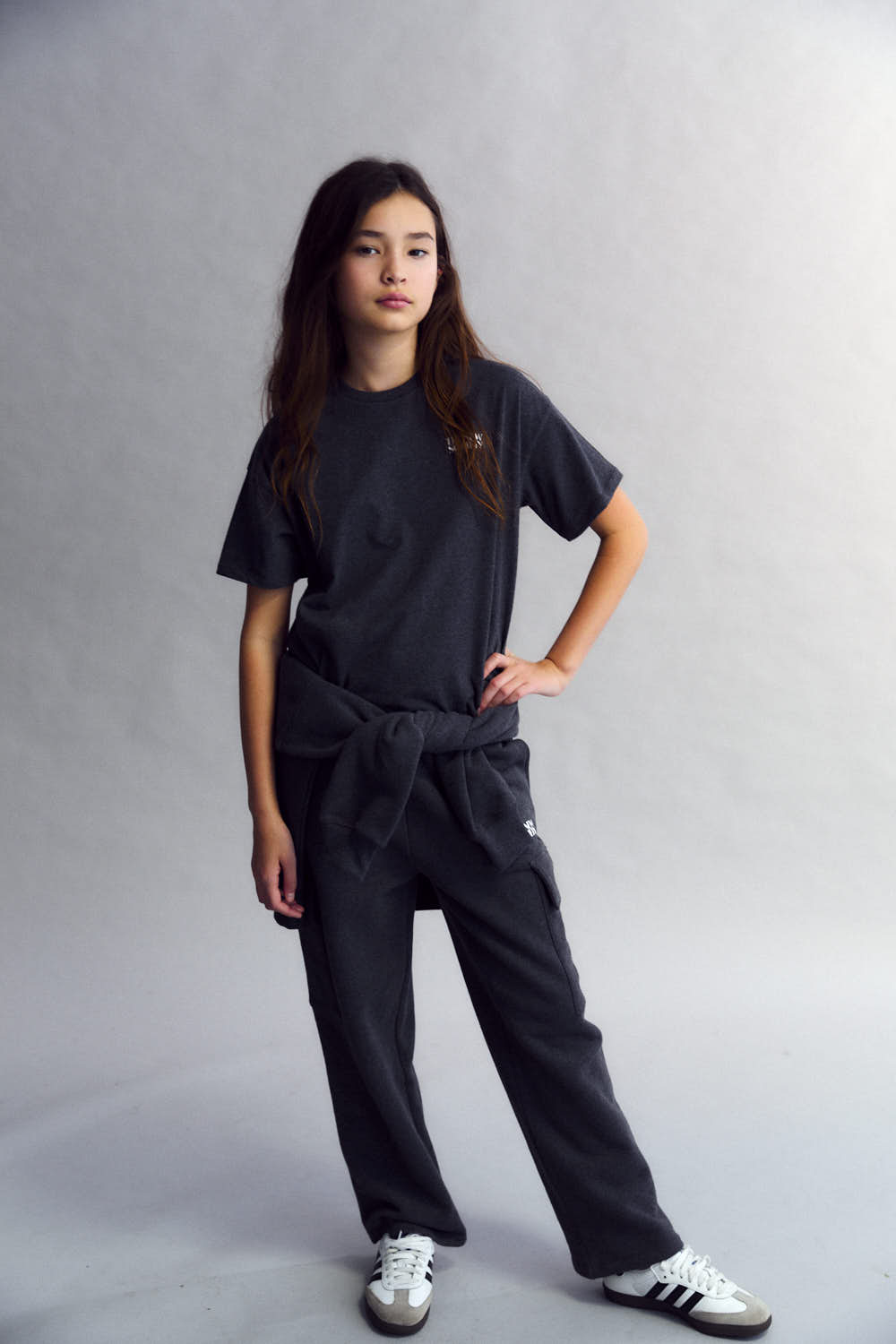 Straight-leg fleece joggers with an elastic waistband and two cargo-style pockets. Brushed on the inside and outside.