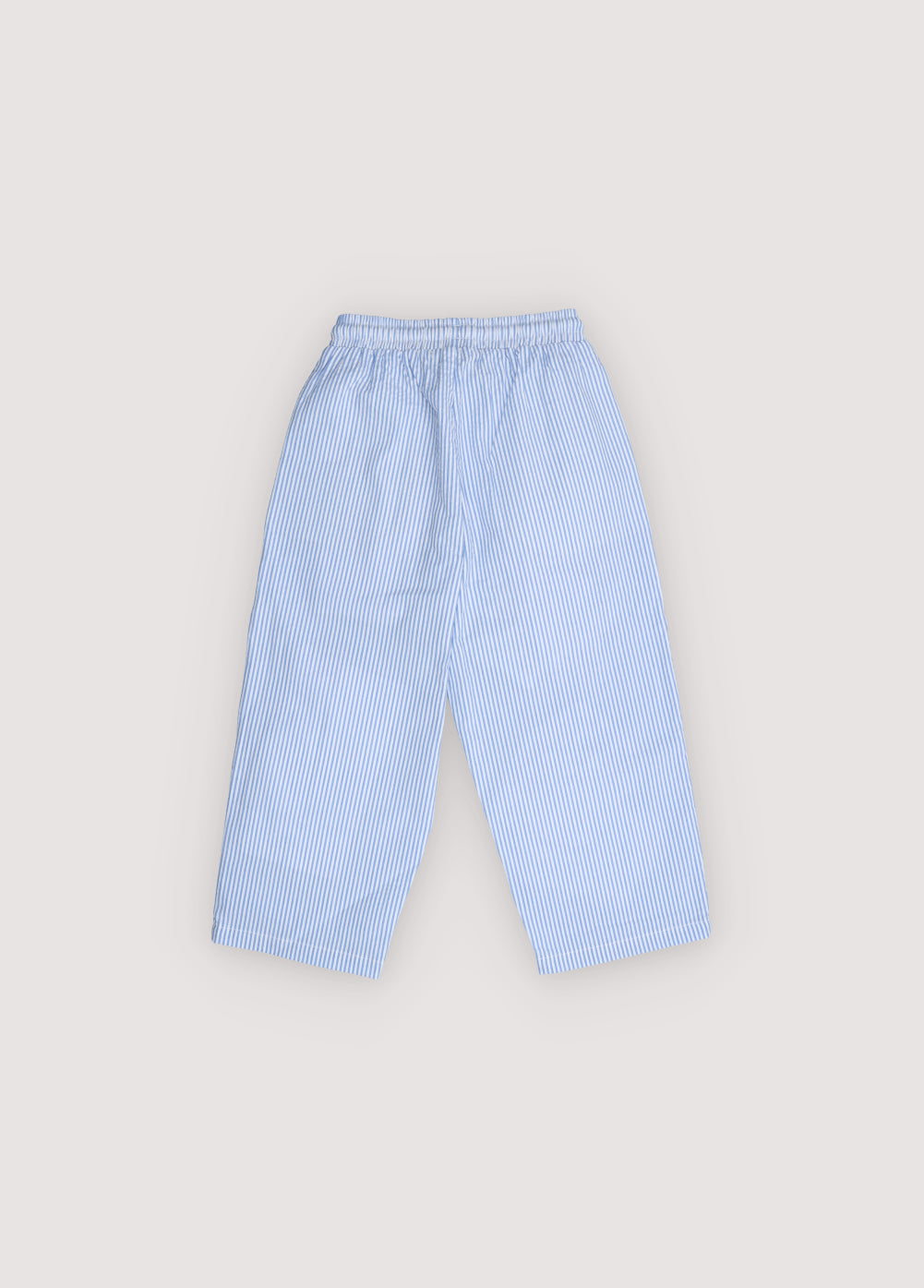Pantalon en coton seersucker à jolies rayures bleues, conçu avec une taille à cordon pour un ajustement confortable et réglable.