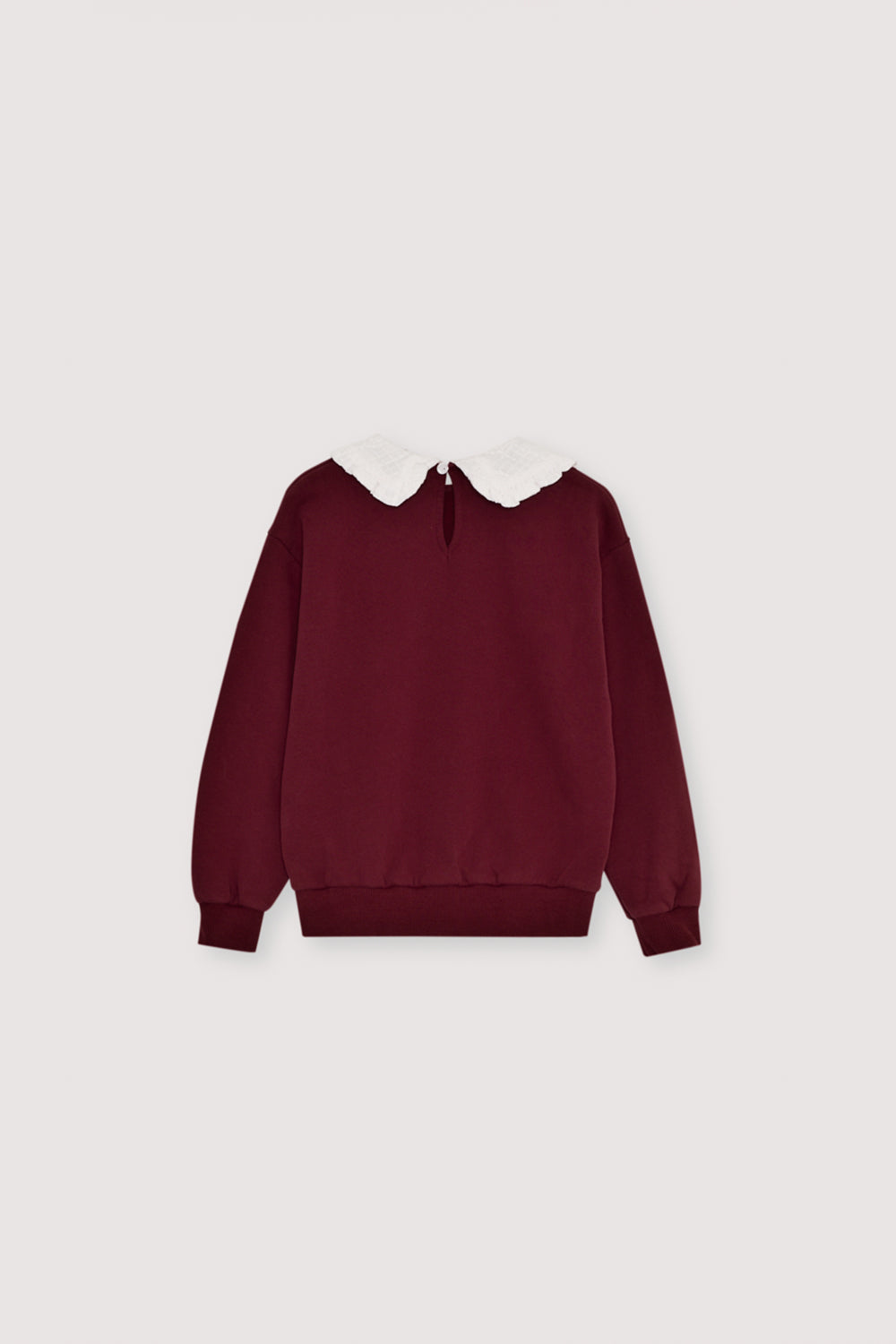 Brushed fleece sweatshirt with a brand print and collar with english embroidery. It features a teardrop opening on the back with a button closure. Brushed on the inside and outside.