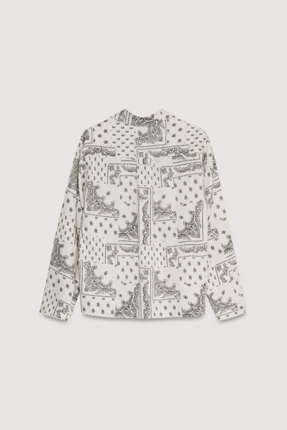 Tencel shirt with a beautiful bandana print, front opening with tone-on-tone buttons, and a collar with lapels. It can be paired with the matching pant to create a complete look.