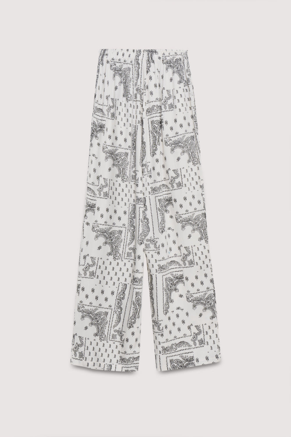 Wide-leg pants made of 100% Tencel with a beautiful bandana print and an elastic waistband. It features side pockets. It can be paired with the matching shirt and scarf to create a complete look.