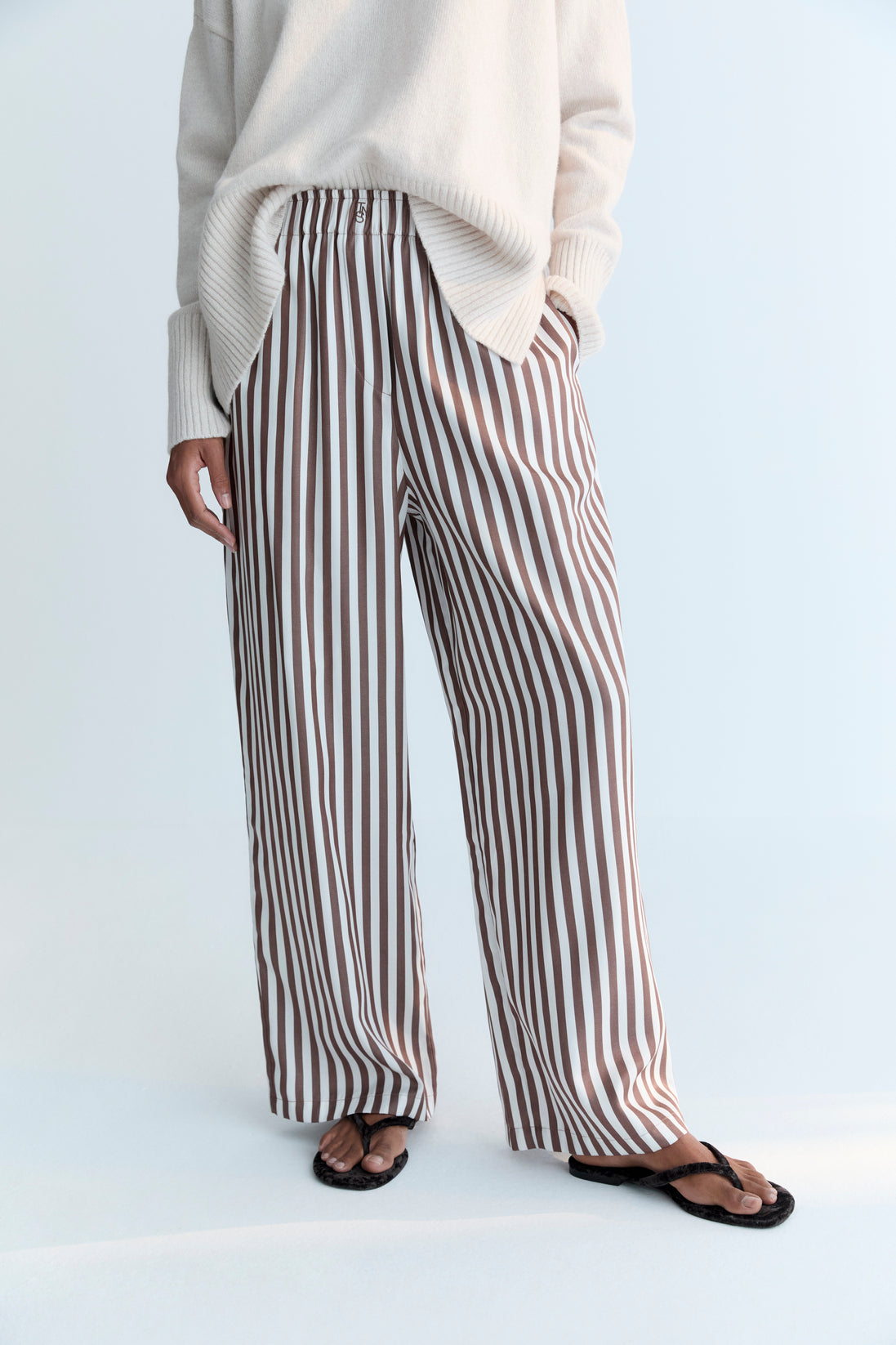 Wide-leg pants in 100% Tencel, designed in a soft Roast Stripes colorway with a distinctive bicolor stripe. The Ne Society Woman Collection AW25