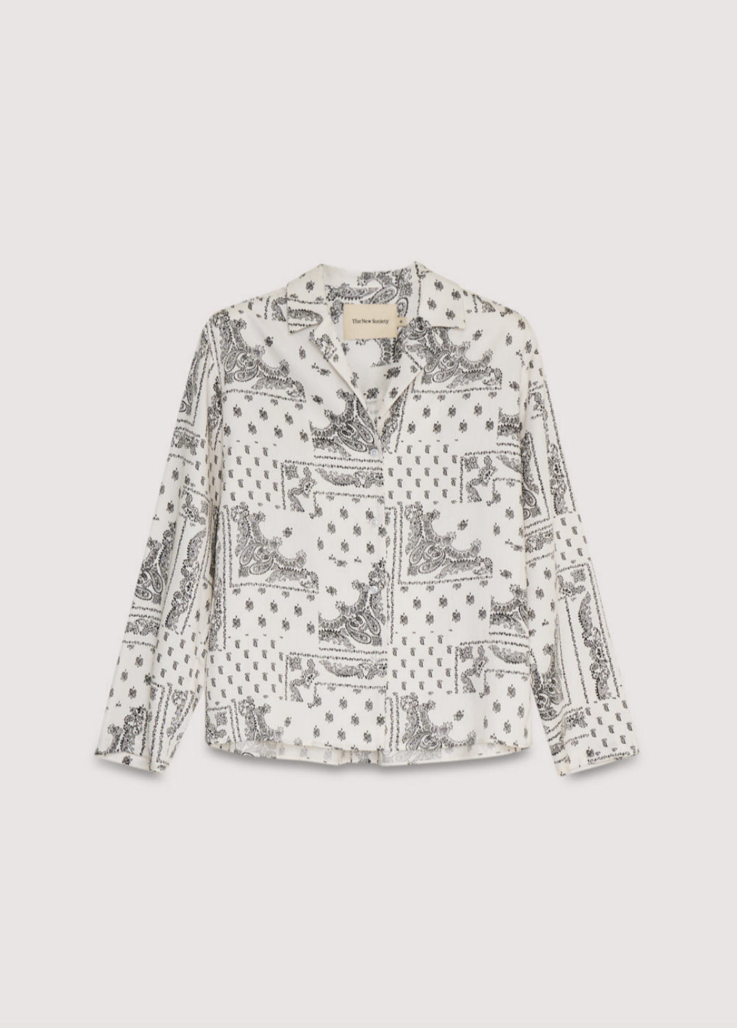 Tencel shirt with a beautiful bandana print, front opening with tone-on-tone buttons, and a collar with lapels. It can be paired with the matching pant to create a complete look.