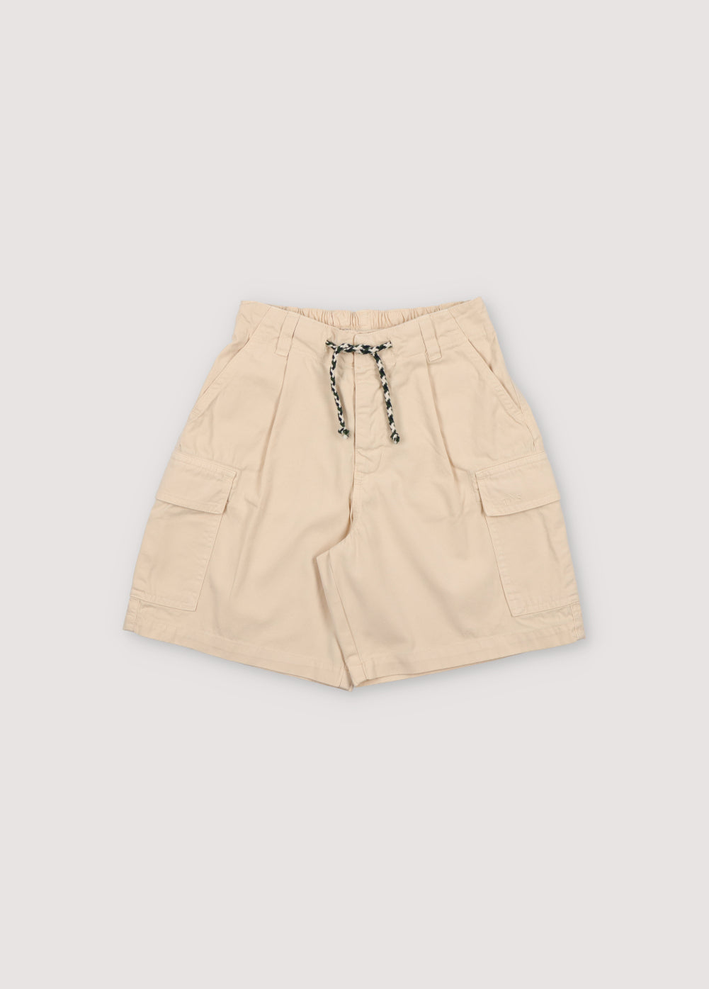 Artemis Bermuda in 100% cotton twill, garment-dyed in forest colors. With an elastic waistband and adjustable drawstring and cargo pockets on the sides. The New Society