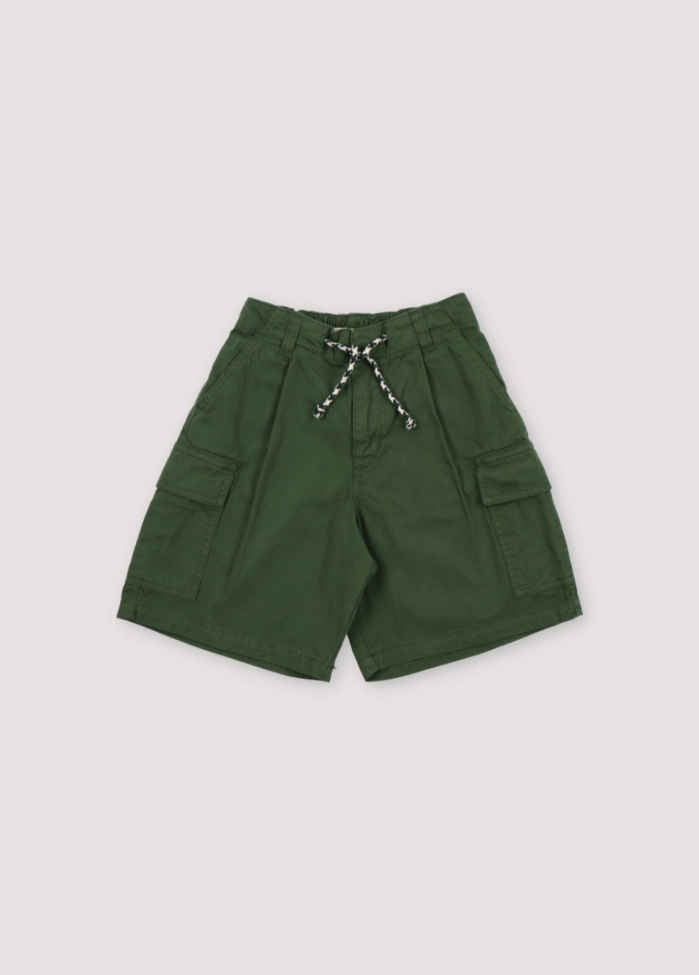 Artemis Bermuda in 100% cotton twill, garment-dyed in forest colors. With an elastic waistband and adjustable drawstring and cargo pockets on the sides.