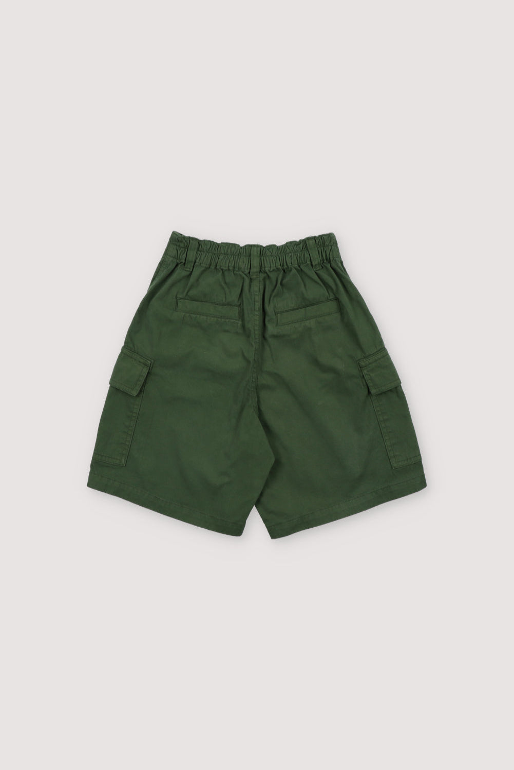 Artemis Bermuda in 100% cotton twill, garment-dyed in forest colors. With an elastic waistband and adjustable drawstring and cargo pockets on the sides.