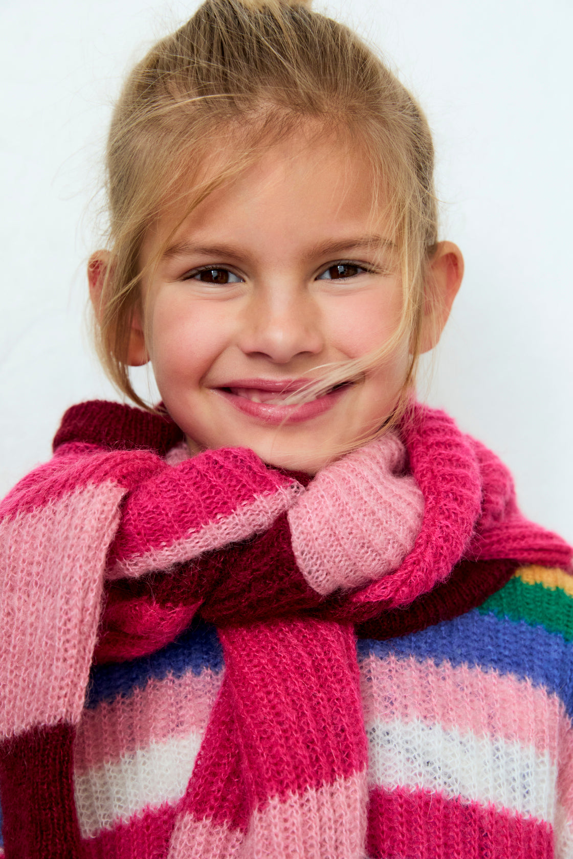 Fine-knit multicolor mohair sweater with a round neckline. It has a contrasting embroidered detail on the chest.