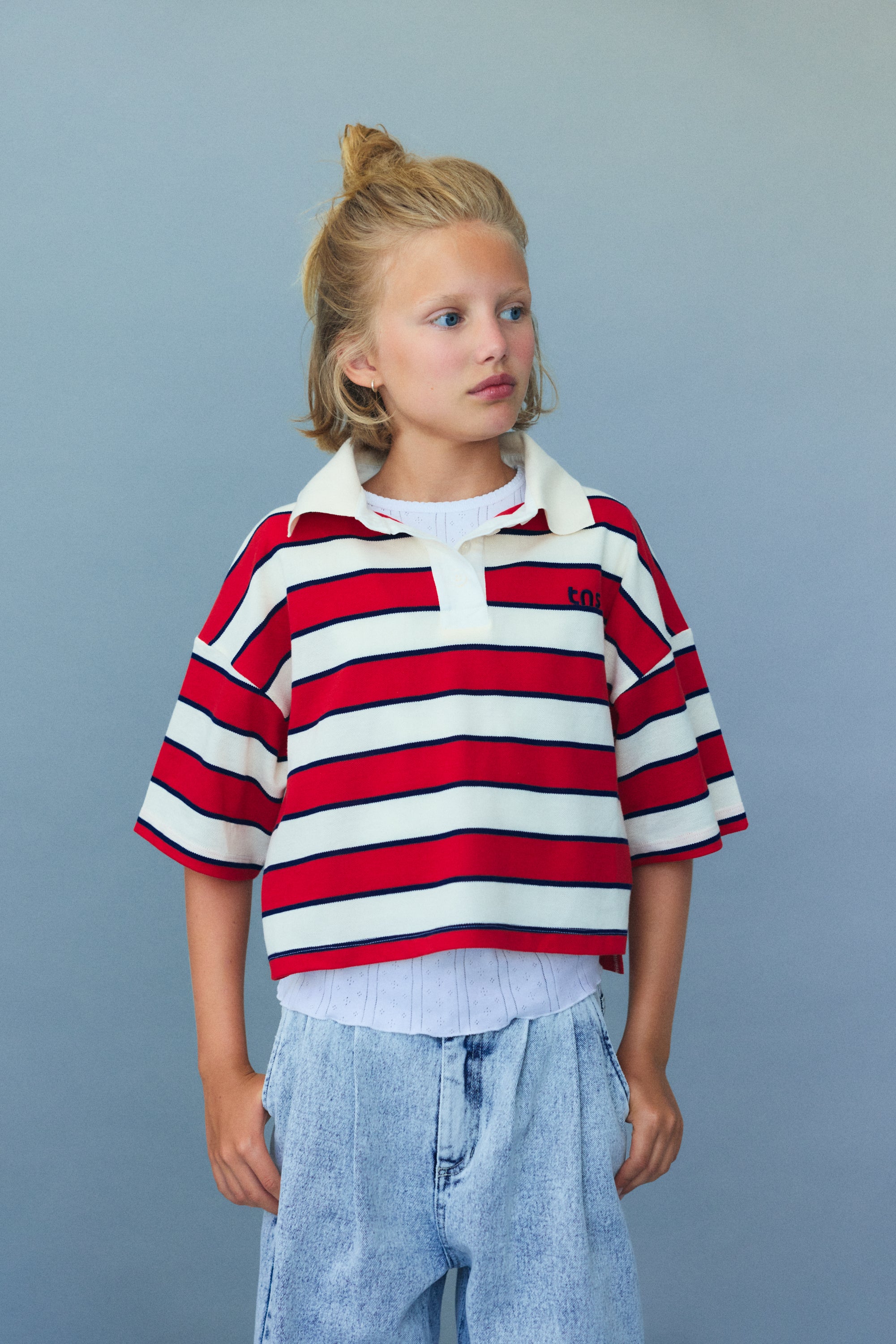 Cropped polo in soft piqué fabric featuring contrast stripes and a twill collar for a refined sporty touch.