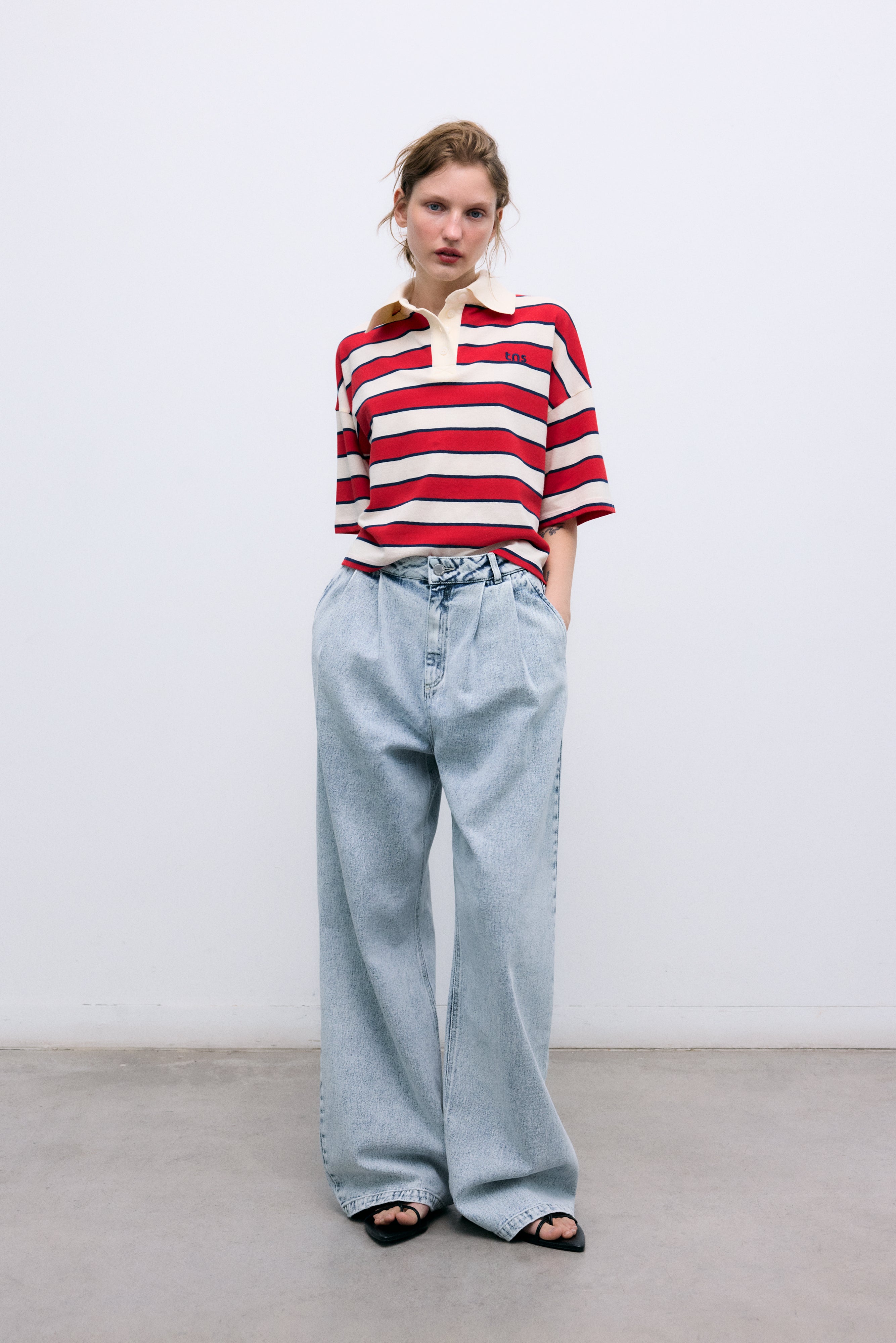 Cropped polo crafted in soft piqué fabric, featuring contrasting stripes and a structured twill collar.