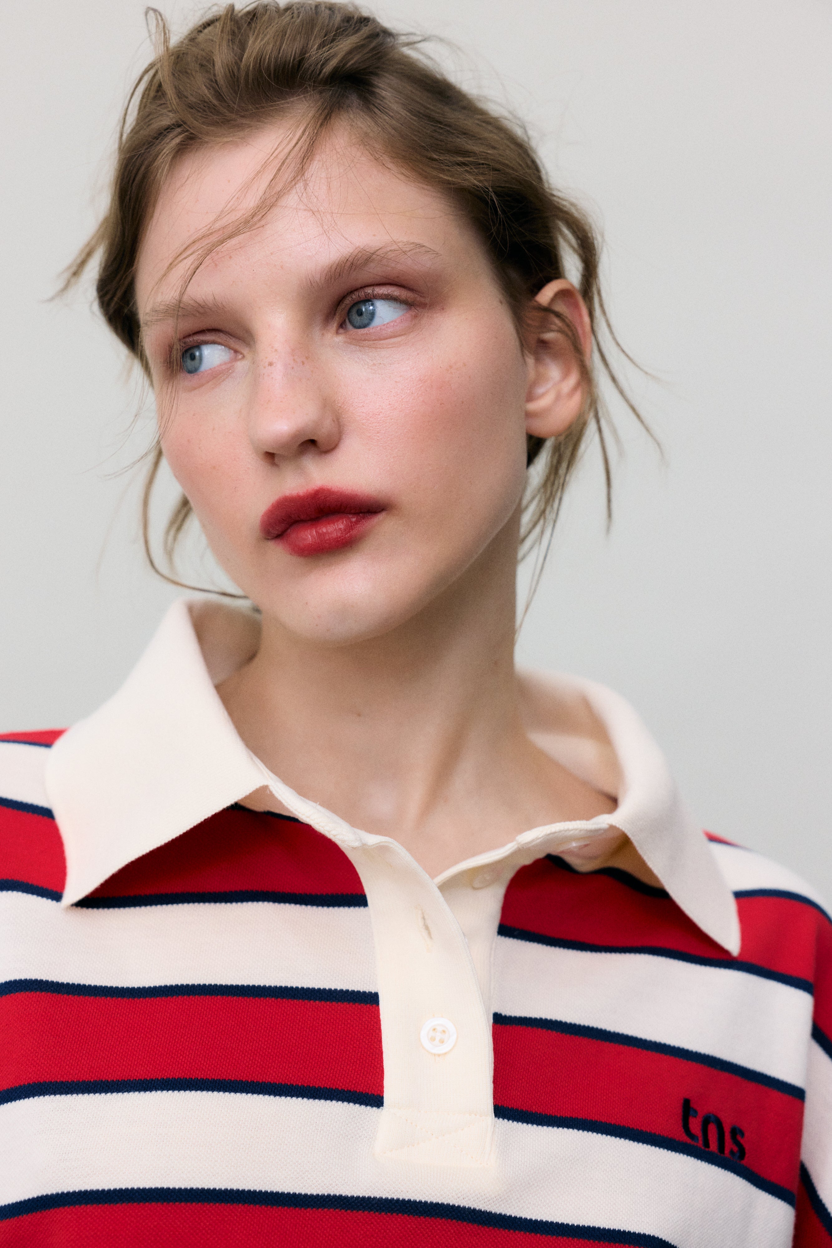 Cropped polo crafted in soft piqué fabric, featuring contrasting stripes and a structured twill collar.