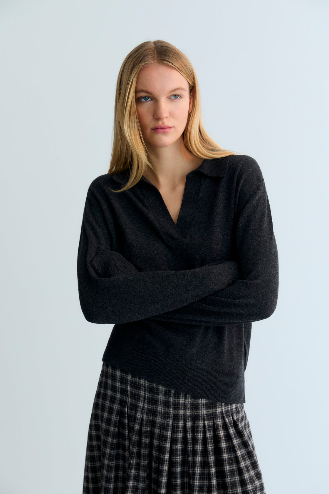 Fine-knit polo in cashmere and wool, with ribbed cuffs and hem, and a ribbed collar with a button placket.