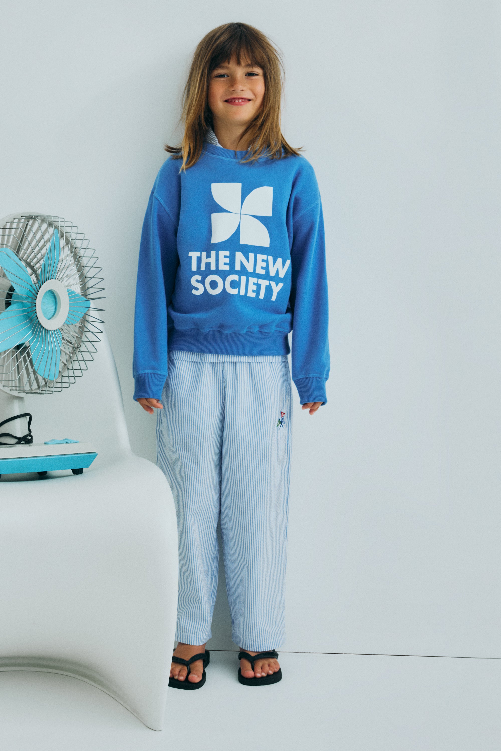 Pantalon en coton seersucker à jolies rayures bleues, conçu avec une taille à cordon pour un ajustement confortable et réglable.