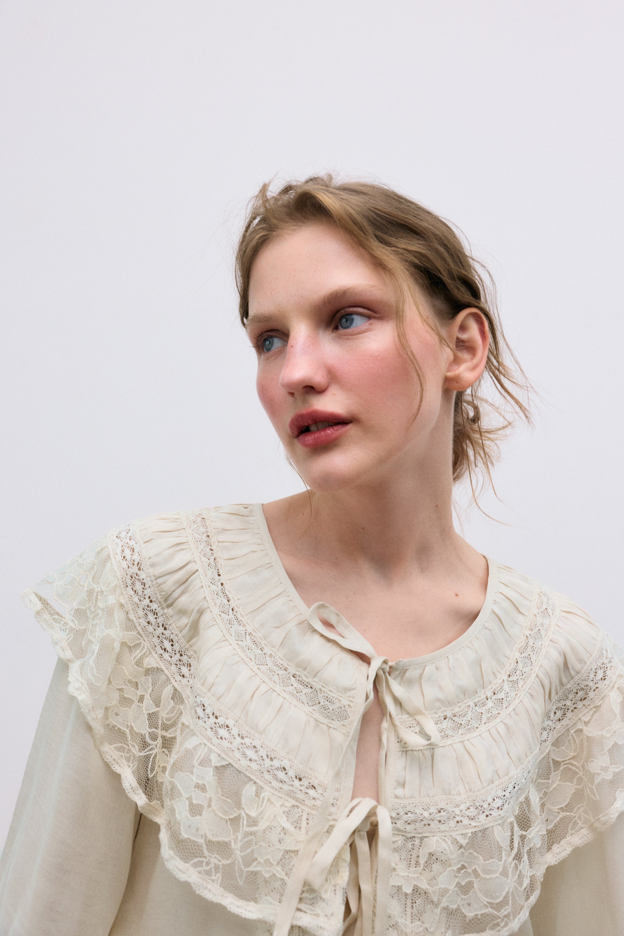 Blouse confectionnée dans un mélange raffiné de viscose et de soie, avec des détails en dentelle élégants et délicats qui ajoutent une touche romantique.