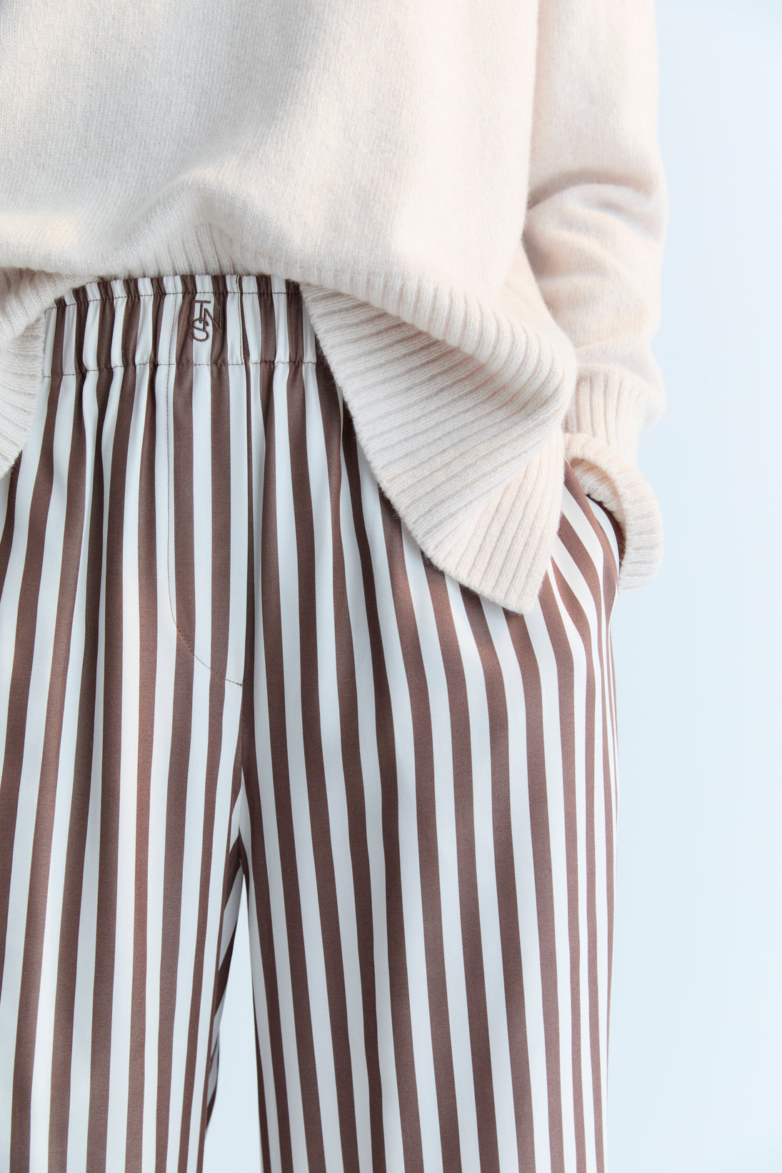 Wide-leg pants in 100% Tencel, designed in a soft Roast Stripes colorway with a distinctive bicolor stripe. The Ne Society Woman Collection AW25