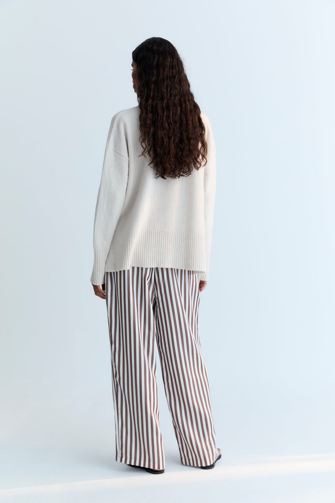 Wide-leg pants in 100% Tencel, designed in a soft Roast Stripes colorway with a distinctive bicolor stripe. The Ne Society Woman Collection AW25