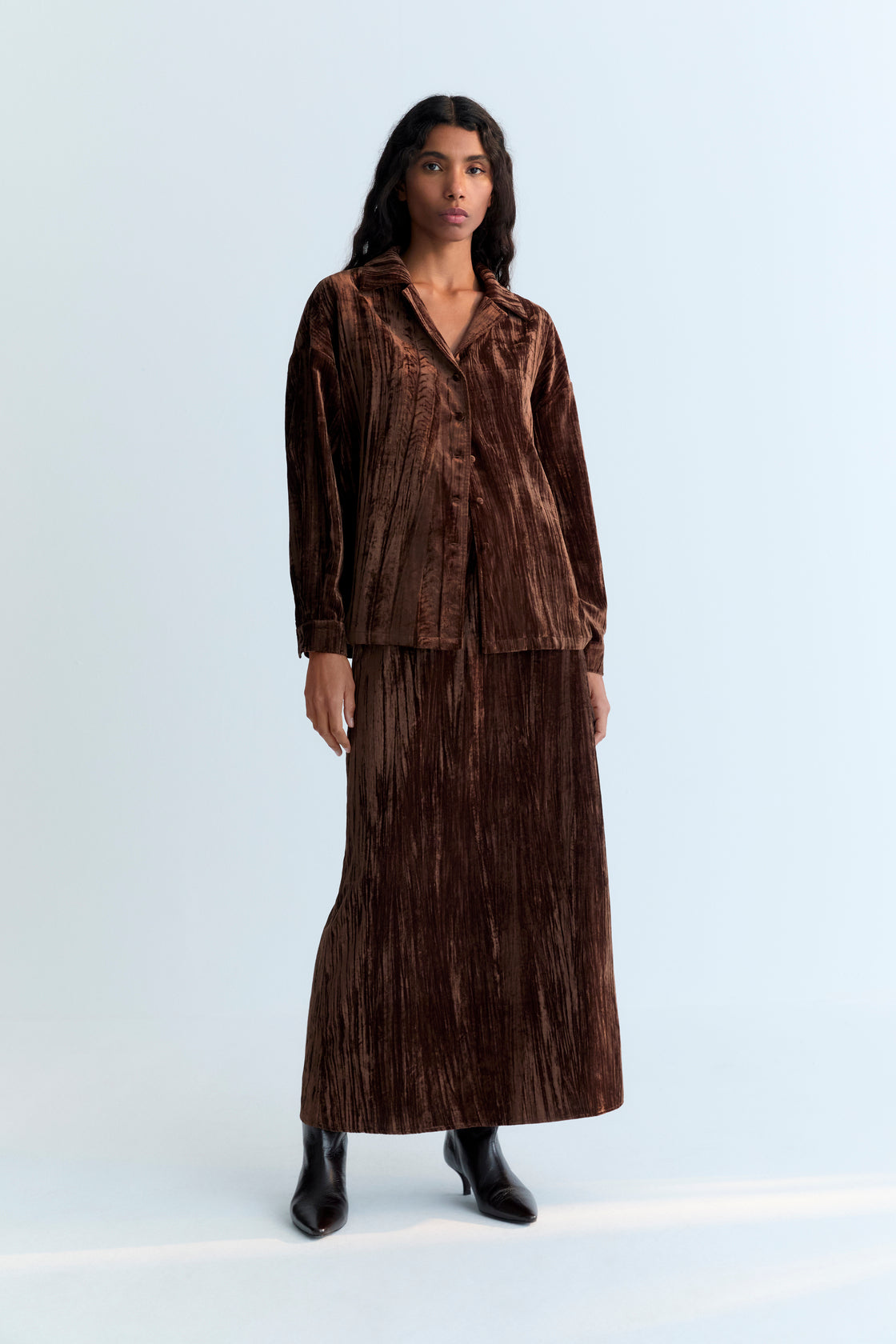 This straight, slightly A-line velour skirt in Roast offers a soft texture and clean silhouette, finished with a discreet side zipper for easy wear. Woman Collection AW25. The New Society