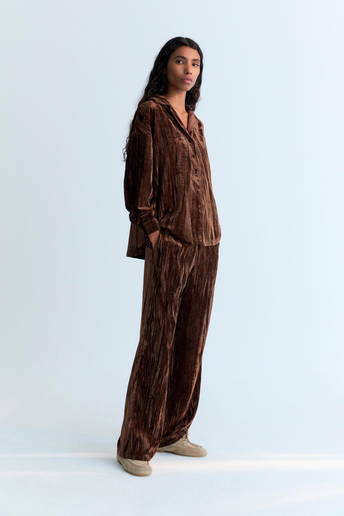 This velour shirt in Roast offers a relaxed, loose fit with a front opening and tone-on-tone covered buttons for a clean, refined look