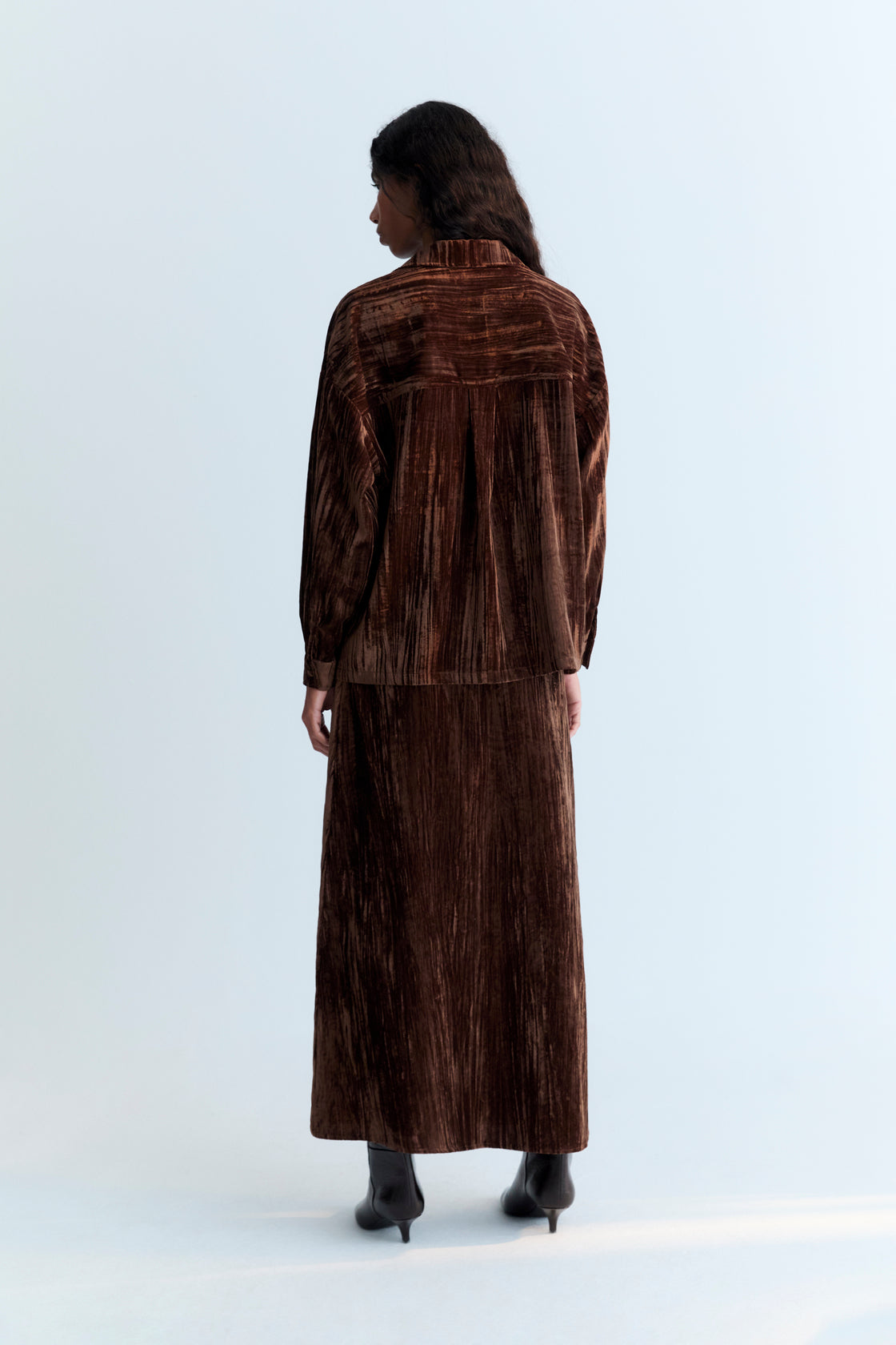 This straight, slightly A-line velour skirt in Roast offers a soft texture and clean silhouette, finished with a discreet side zipper for easy wear. Woman Collection AW25. The New Society