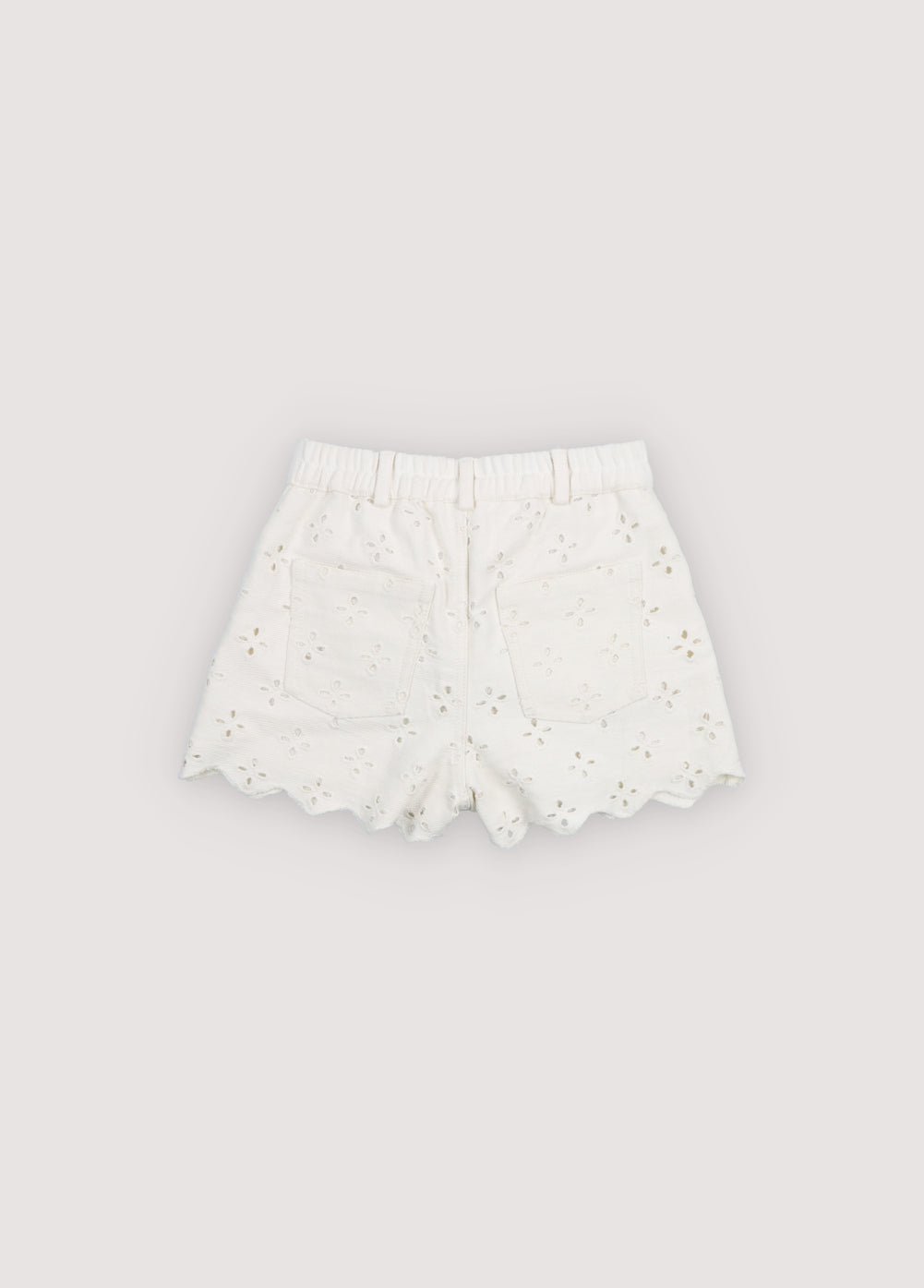 前開き、サイドとバックポケットが特徴のデニムショートパンツ。繊細なデニム生地で作られ、全面に刺繍が施されています。