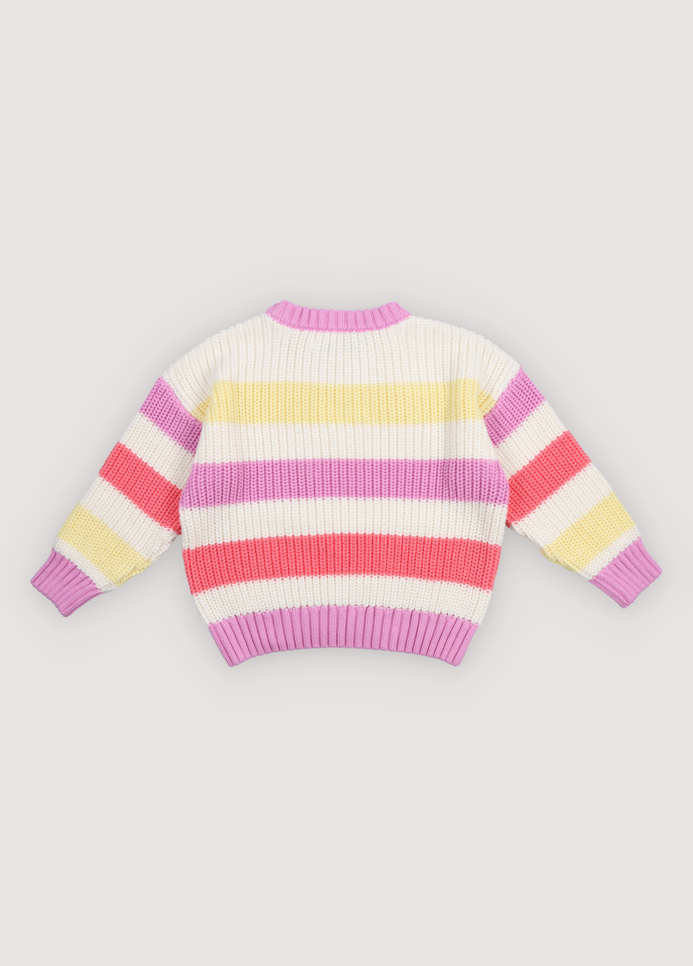 爽やかな夏らしいカラーと胸元の魅力的な刺繍ロゴディテールが特徴のクラシックなストライプコットンニット。