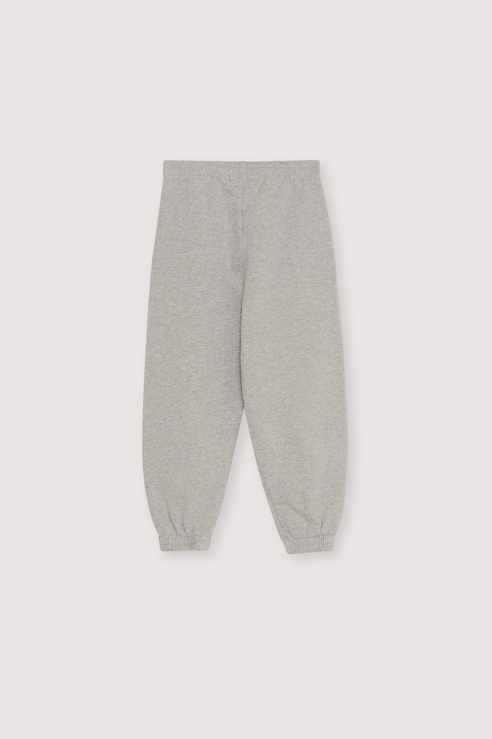 Wide jogging with a forward side seam and side pockets. They feature an elastic waistband and cuffs, with a print detail on the side. Brushed on the inside and outside.