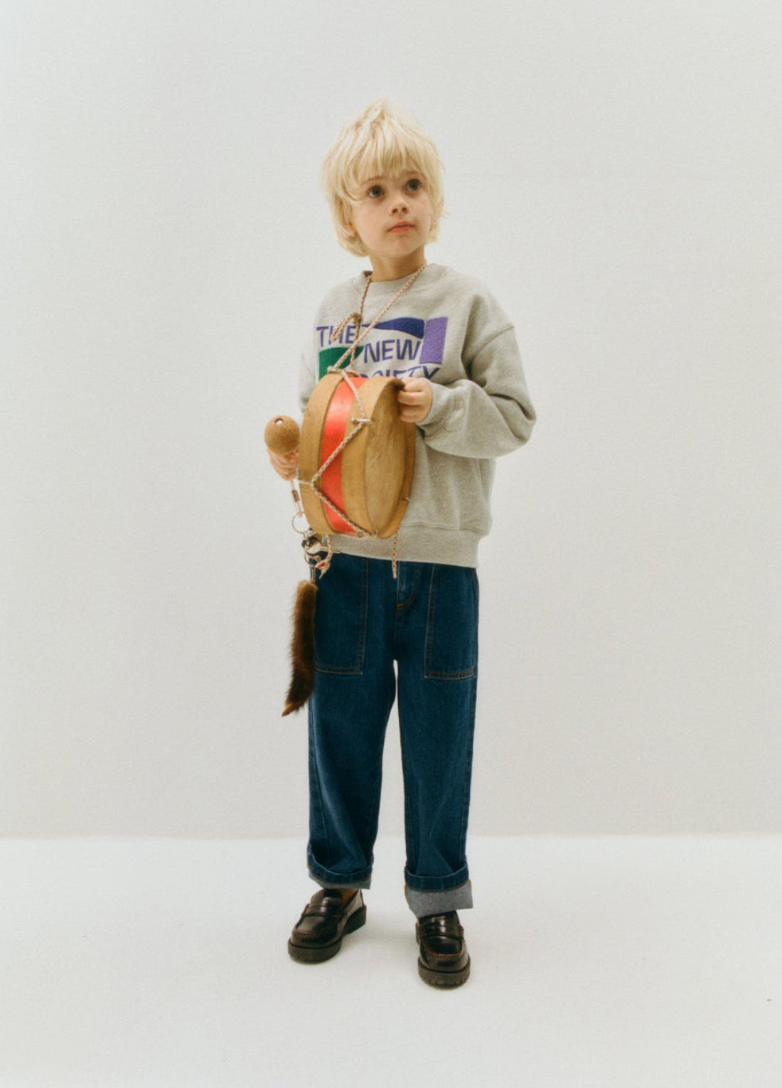 Grey melange fleece sweatshirt with a colorful brand print on the front and terry details.Brushed on the inside and outside. It comes with a matching t-shirt and joggers to complete the full set.