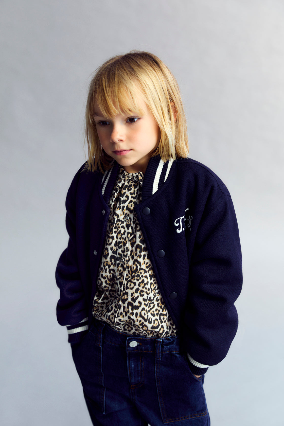 Bomber in wool quality with striped rib detailing in contrast color, featuring brand embroidery on the chest and back.