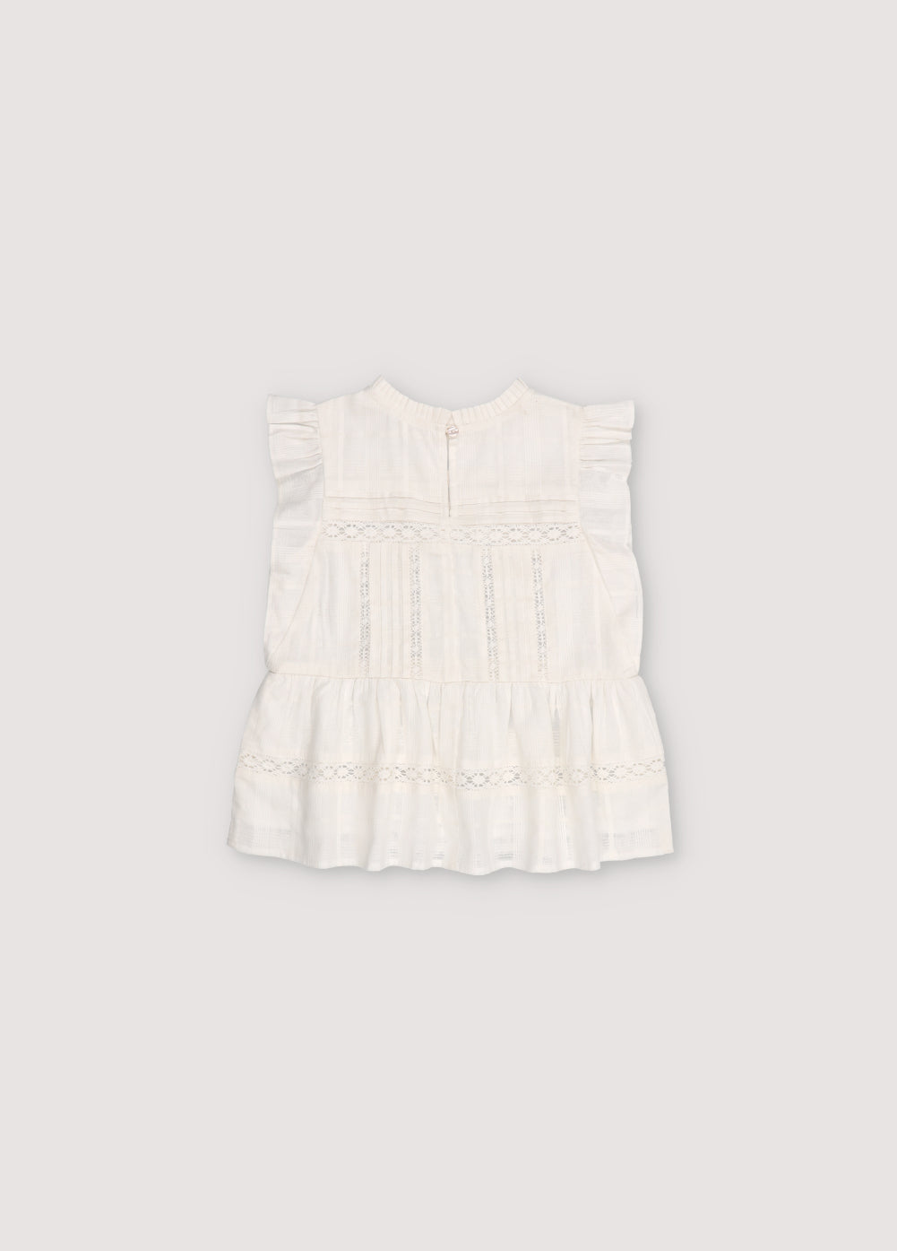 Blouse with jacquard fabric and lace details. It features ruffles on the sleeves and an opening at the back with mother-of-pearl buttons.