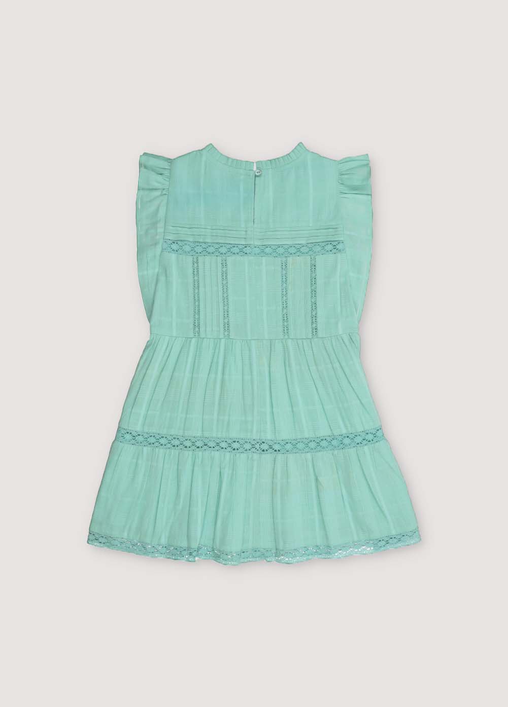 Short dress with jacquard fabric and lace details. It features ruffles on the sleeves and an opening at the back with mother-of-pearl button.