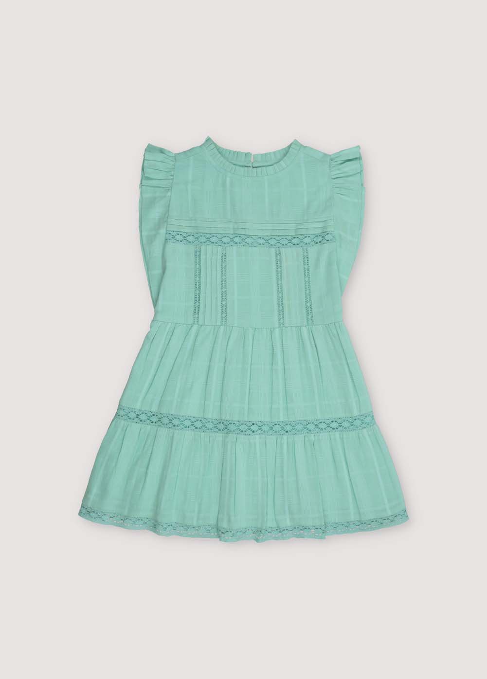 Short dress with jacquard fabric and lace details. It features ruffles on the sleeves and an opening at the back with mother-of-pearl button.