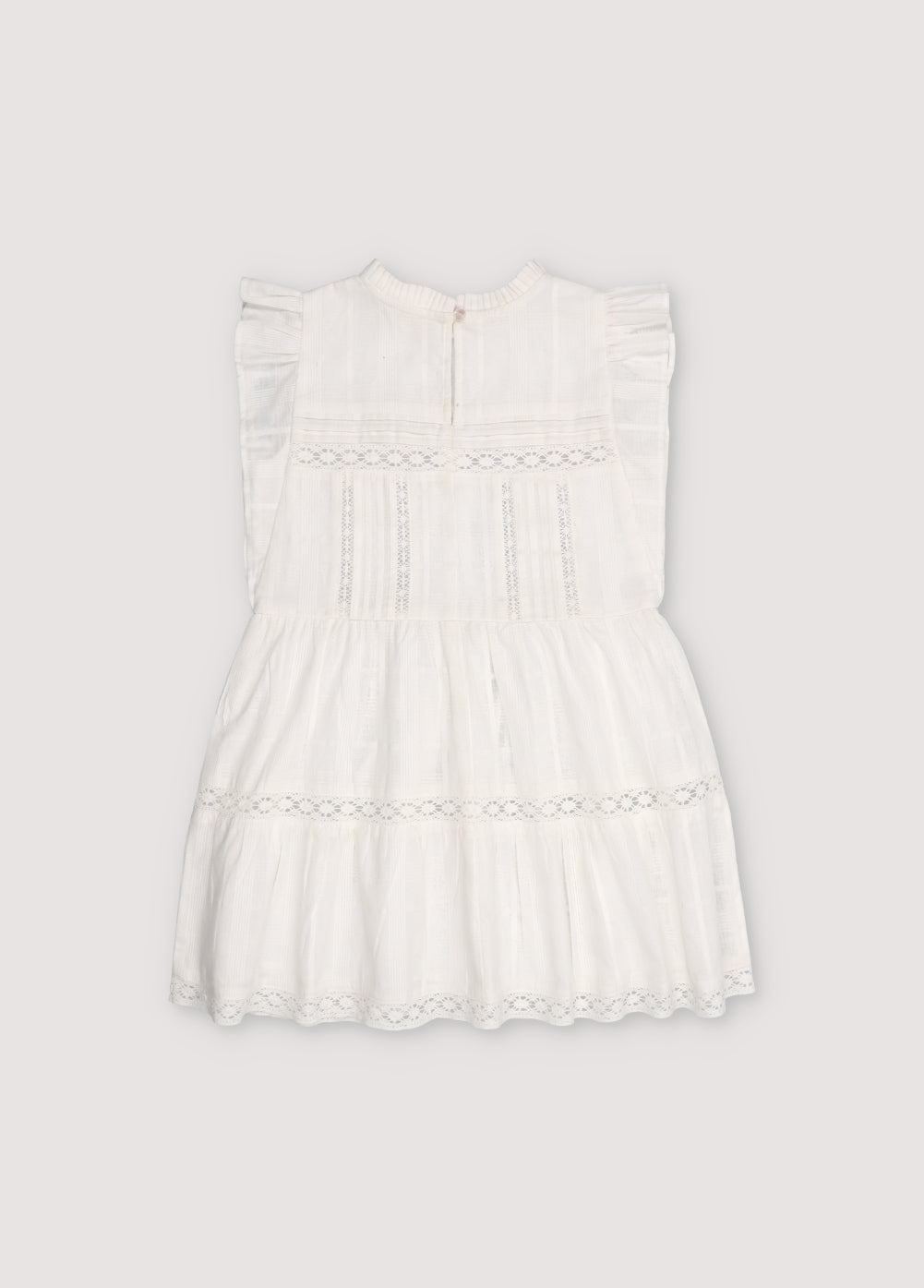 Short dress with jacquard fabric and lace details. It features ruffles on the sleeves and an opening at the back with mother-of-pearl button.