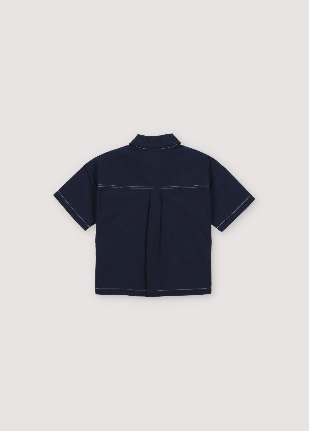 Corinto Shirt in navy seersucker fabric, 100% cotton, with contrasting stitching, front pocket featuring the embroidered collection logo.