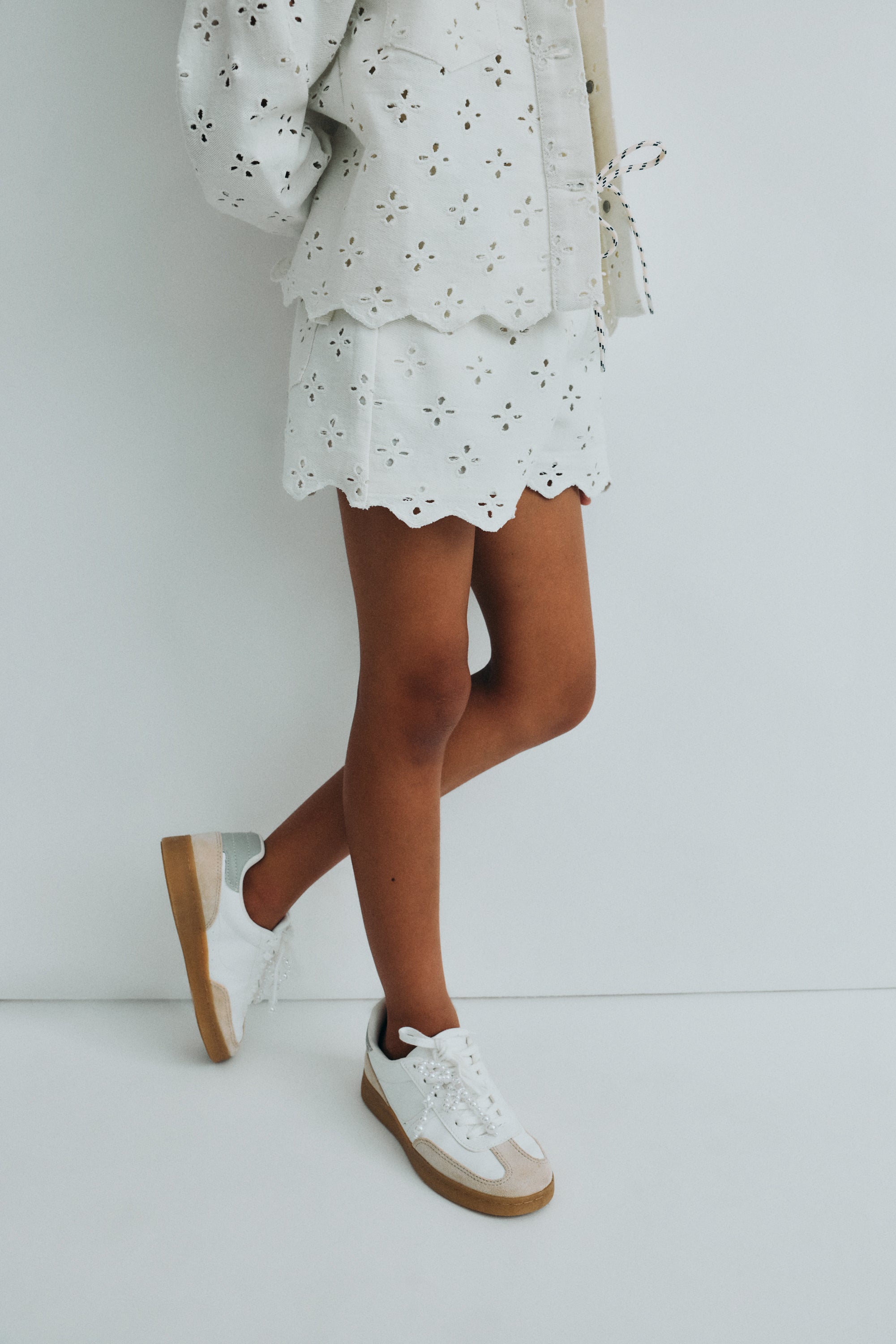 前開き、サイドとバックポケットが特徴のデニムショートパンツ。繊細なデニム生地で作られ、全面に刺繍が施されています。