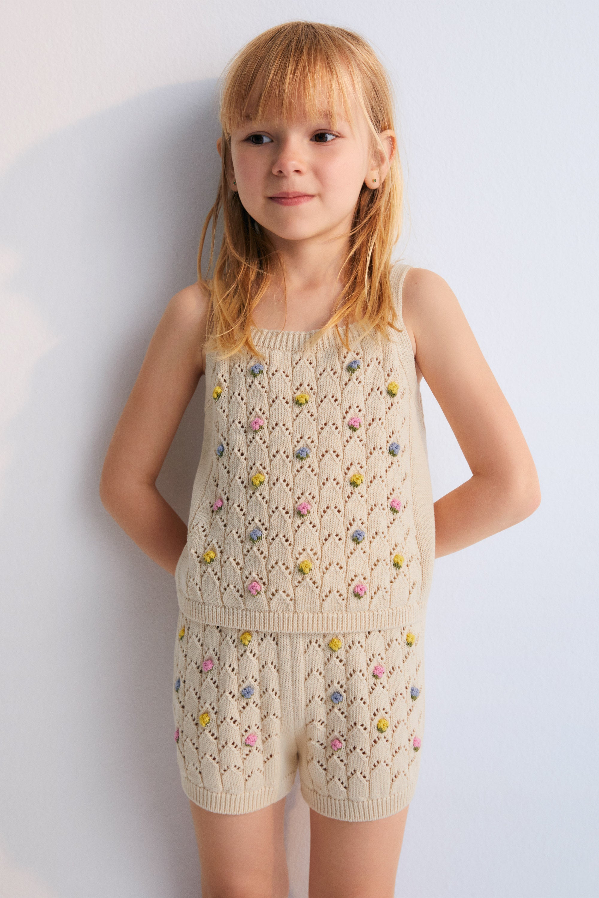 Short with structure and flower details. It has ribbed waistband and cuffs. Perfect to combine with the matching cardigan and top.