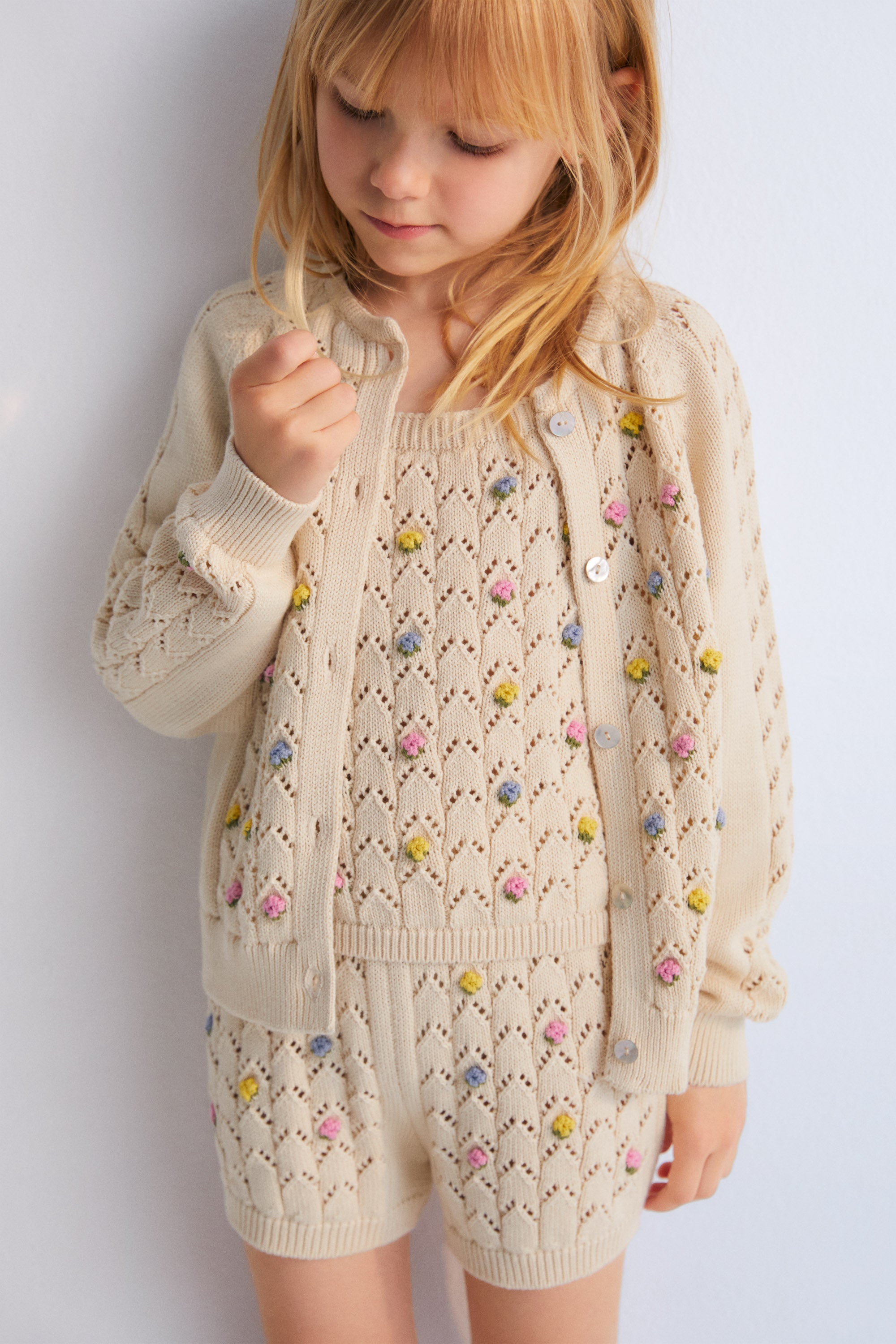 Cardigan with structure and flower details. It has a wooden button opening. Perfect to combine with the marching short and top.