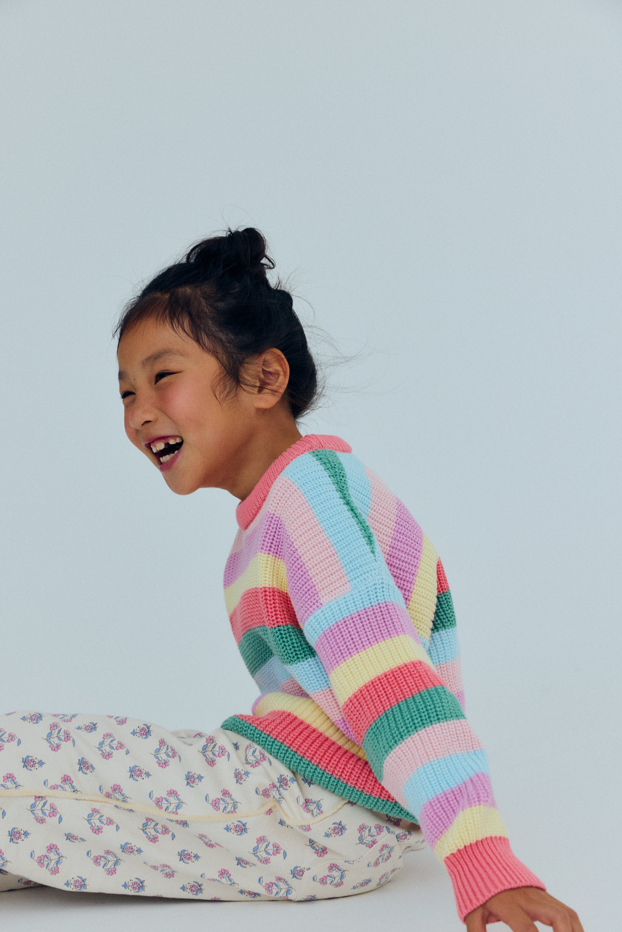 夏用のクラシックなファインコットンニット。遊び心のあるマルチカラーのストライプデザインとネックライン、袖口、裾のリブ仕上げが特徴です。