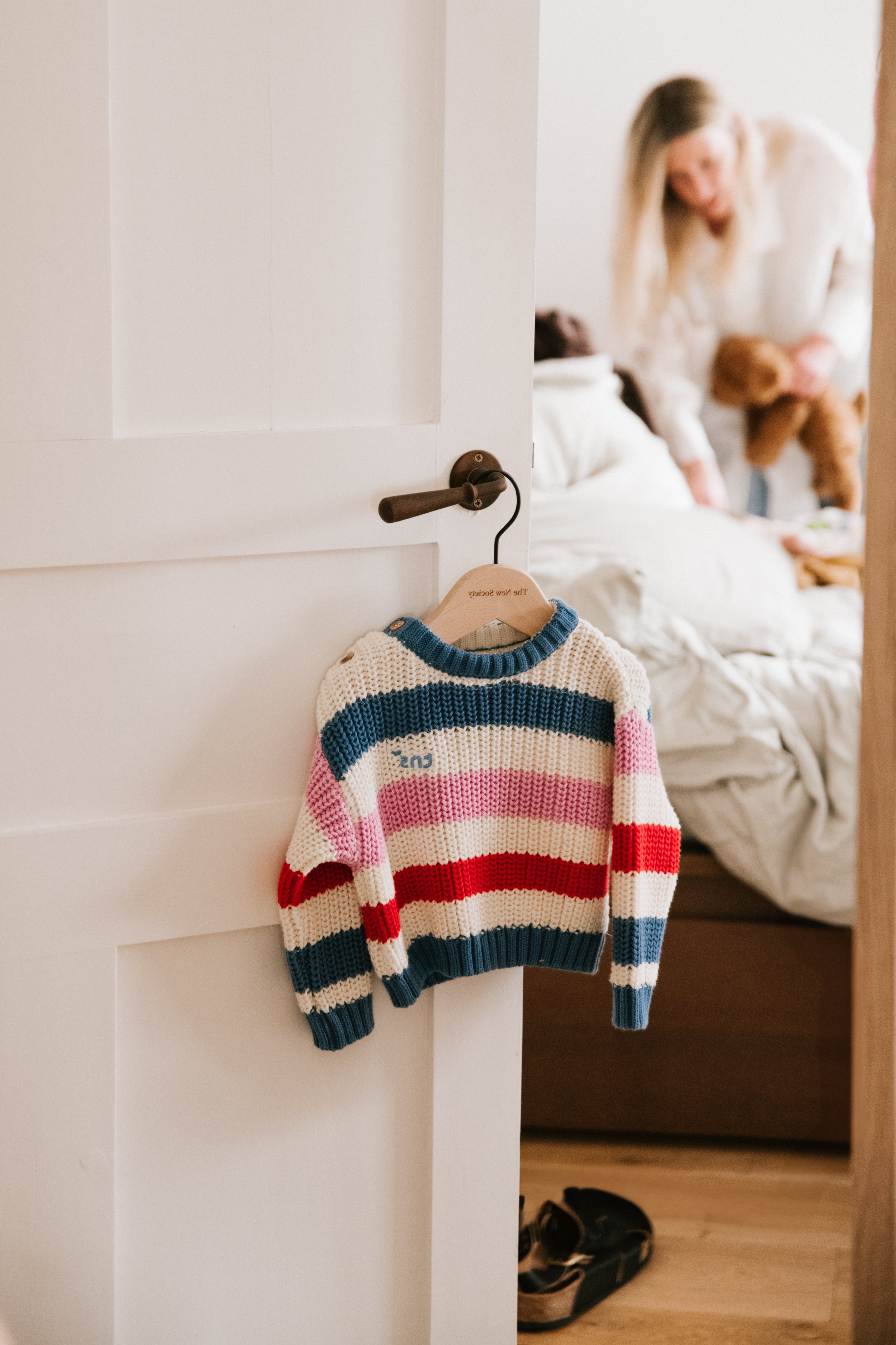 Jersey de punto de algodón a rayas para bebé con colores frescos y veraniegos y un encantador detalle de logo bordado en el pecho.