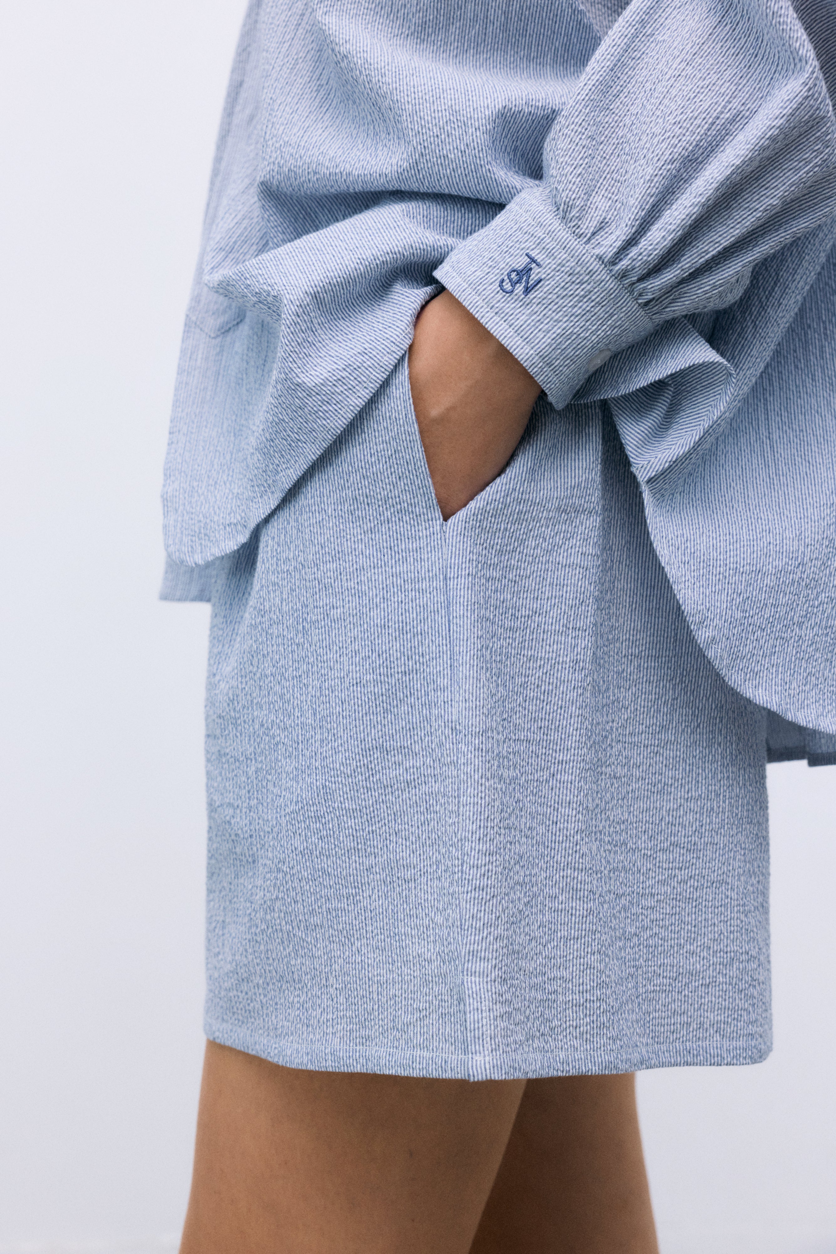 Boyfriend-style shorts designed with a relaxed silhouette, featuring side pockets and an elastic waistband for effortless comfort.