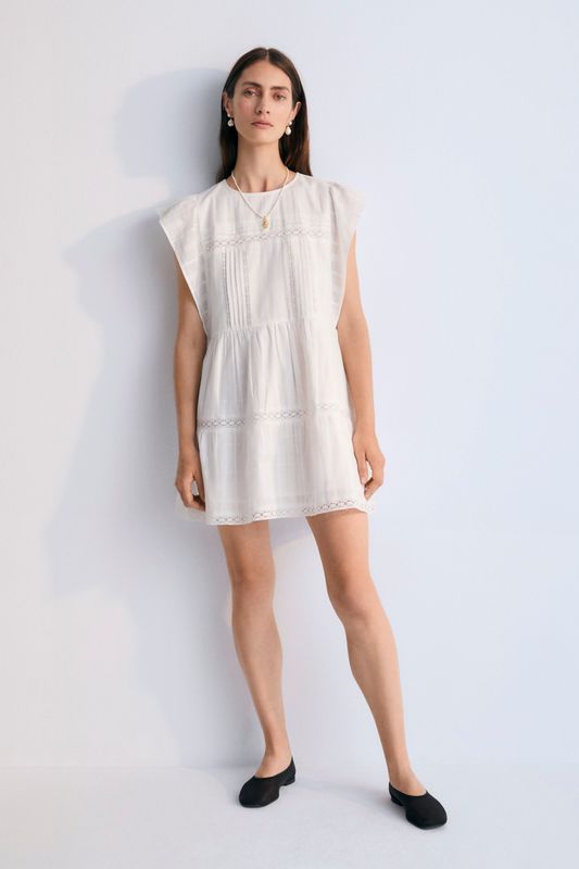 Short dress with jacquard fabric and lace details. It features ruffles on the sleeves and an opening at the back with mother-of-pearl button. Spring Summer Collection. The New Society.