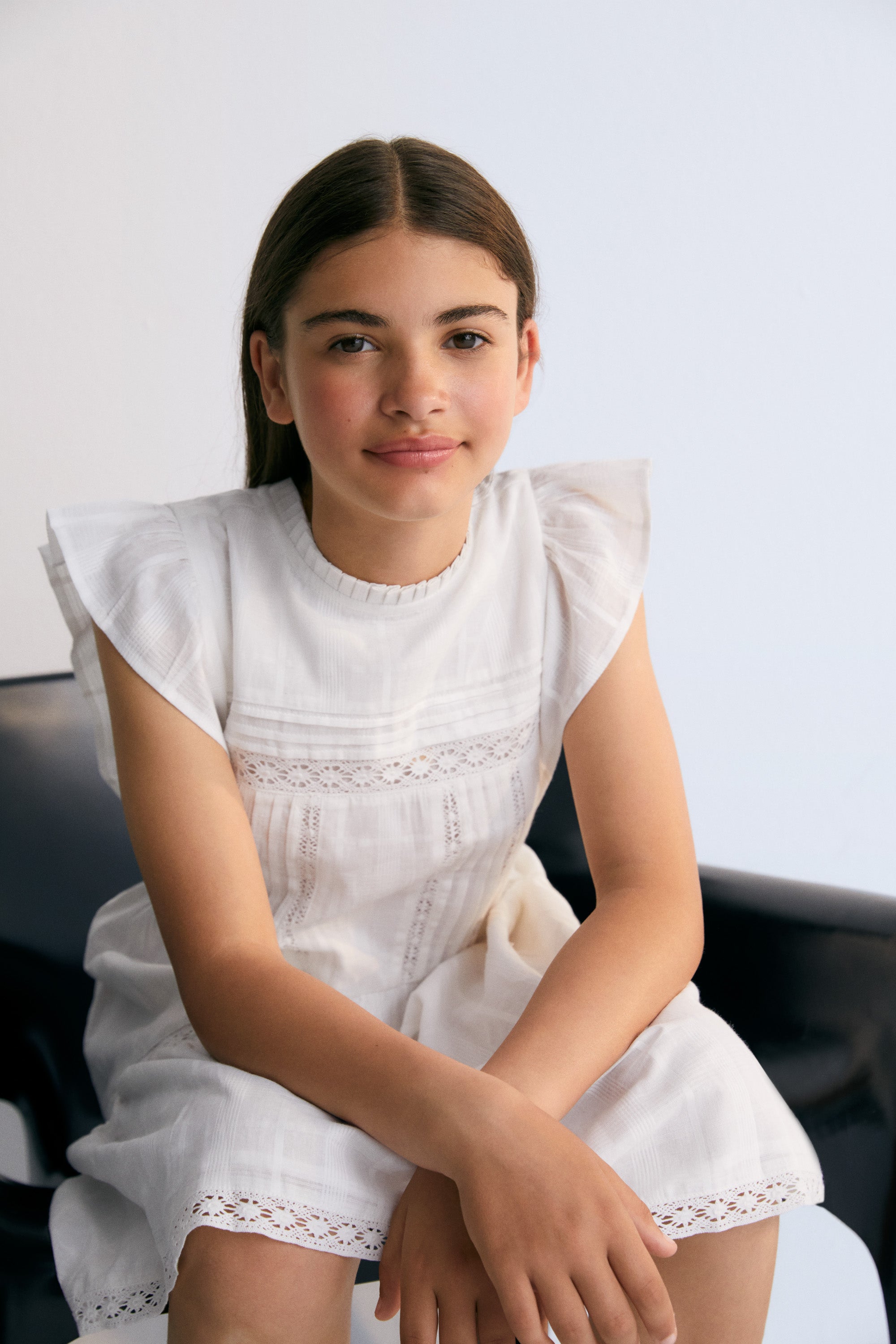 Short dress with jacquard fabric and lace details. It features ruffles on the sleeves and an opening at the back with mother-of-pearl button.