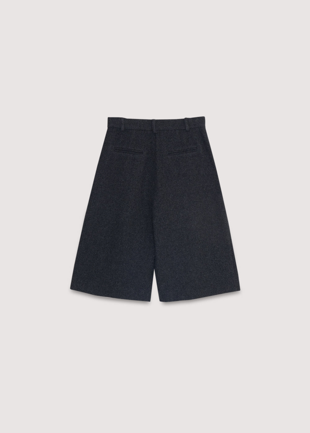Wool bermuda with pleat detail in the front and side pockets. They feature a waistband with a hidden button closure.