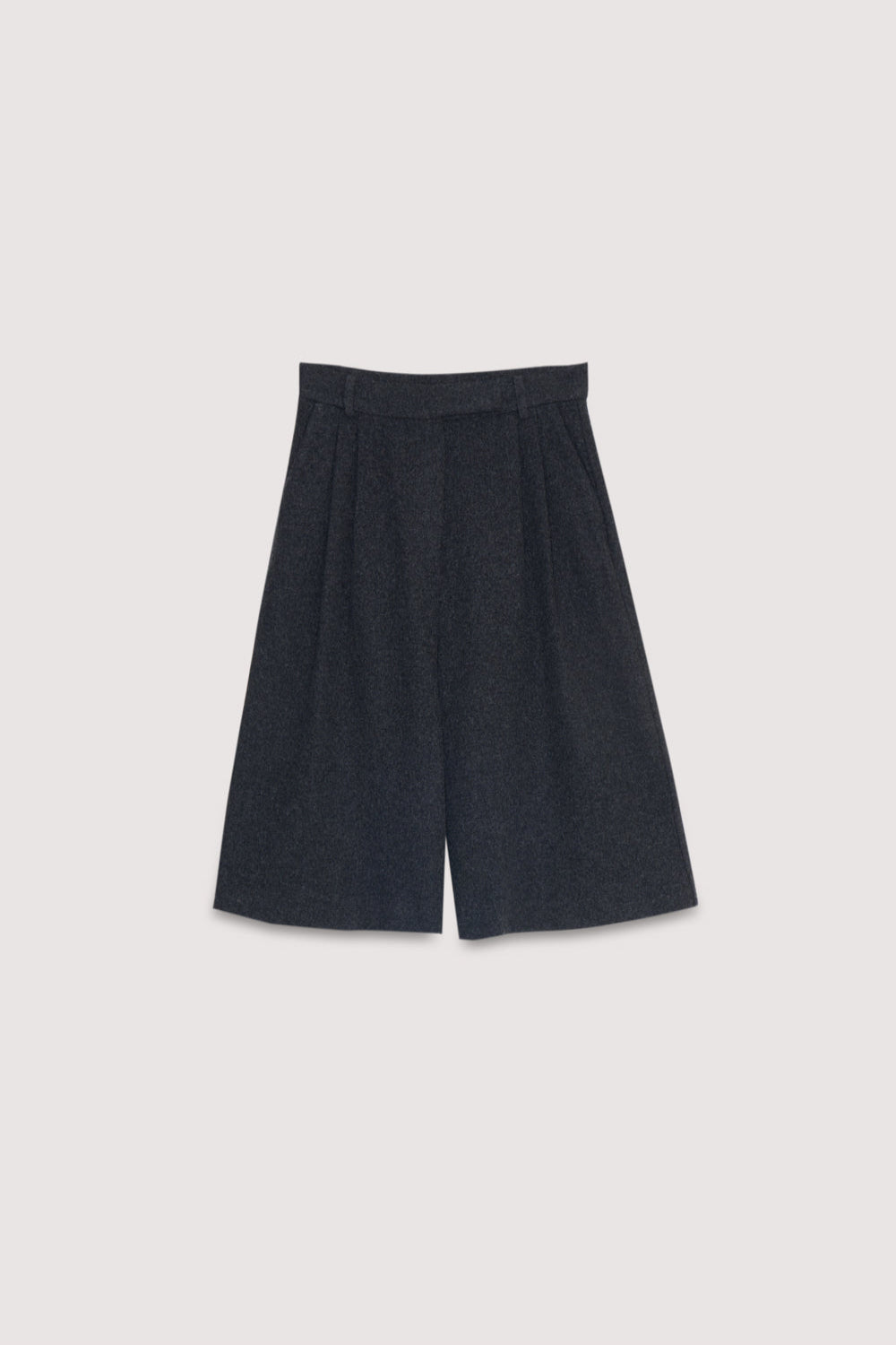 Wool bermuda with pleat detail in the front and side pockets. They feature a waistband with a hidden button closure.