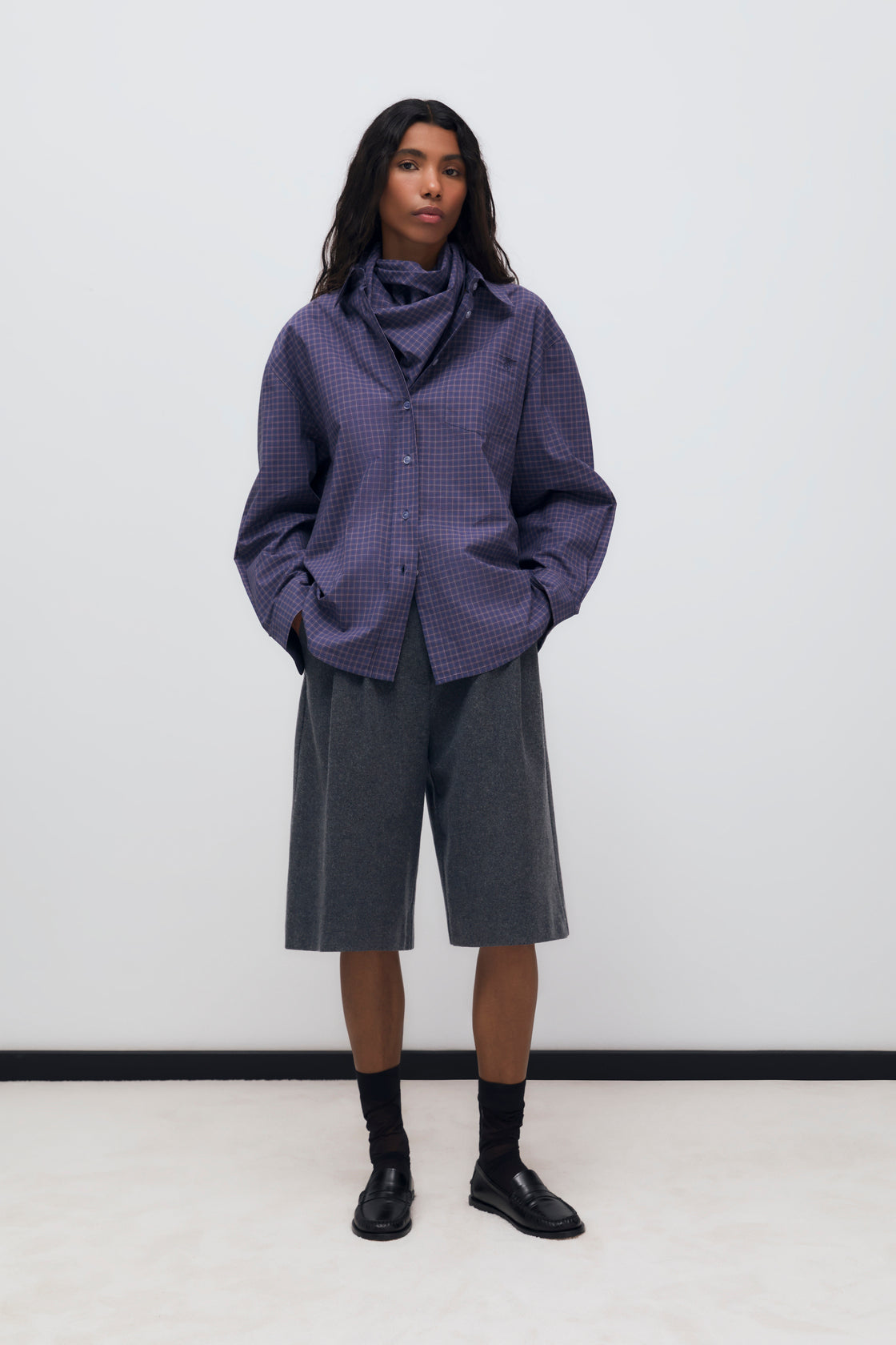 Wool bermuda with pleat detail in the front and side pockets. They feature a waistband with a hidden button closure.