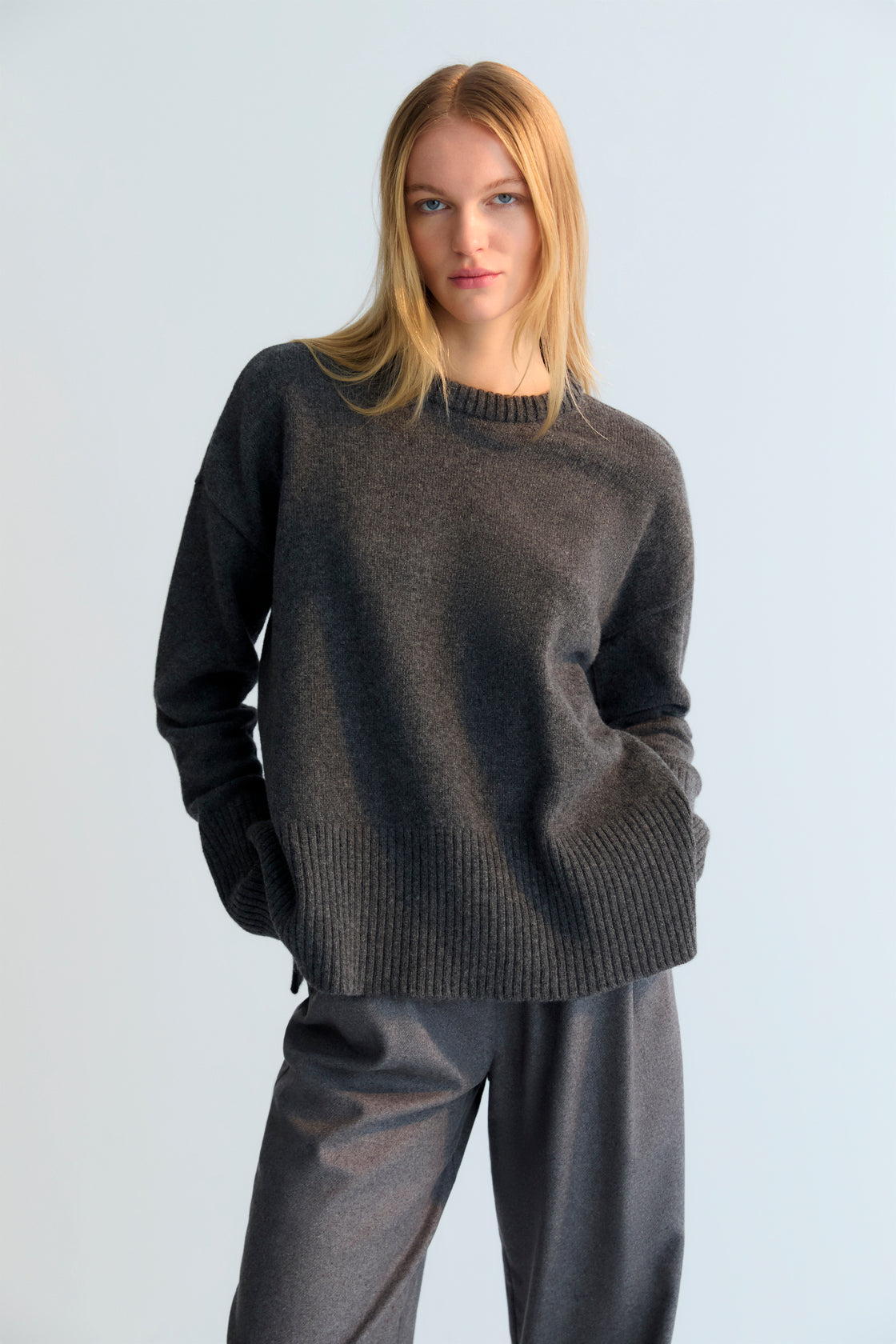 Wool pant with pleat detail in the front and side pockets. They feature a waistband with a hidden button closure.