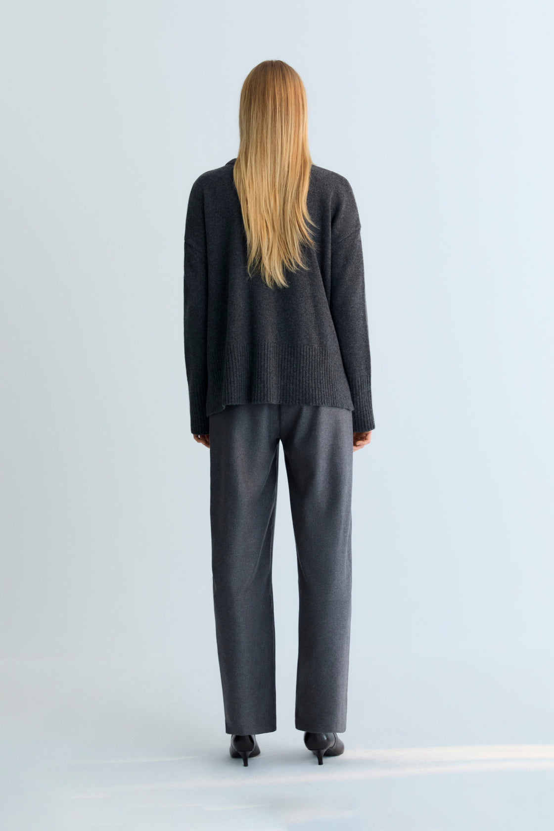 Wool pant with pleat detail in the front and side pockets. They feature a waistband with a hidden button closure.